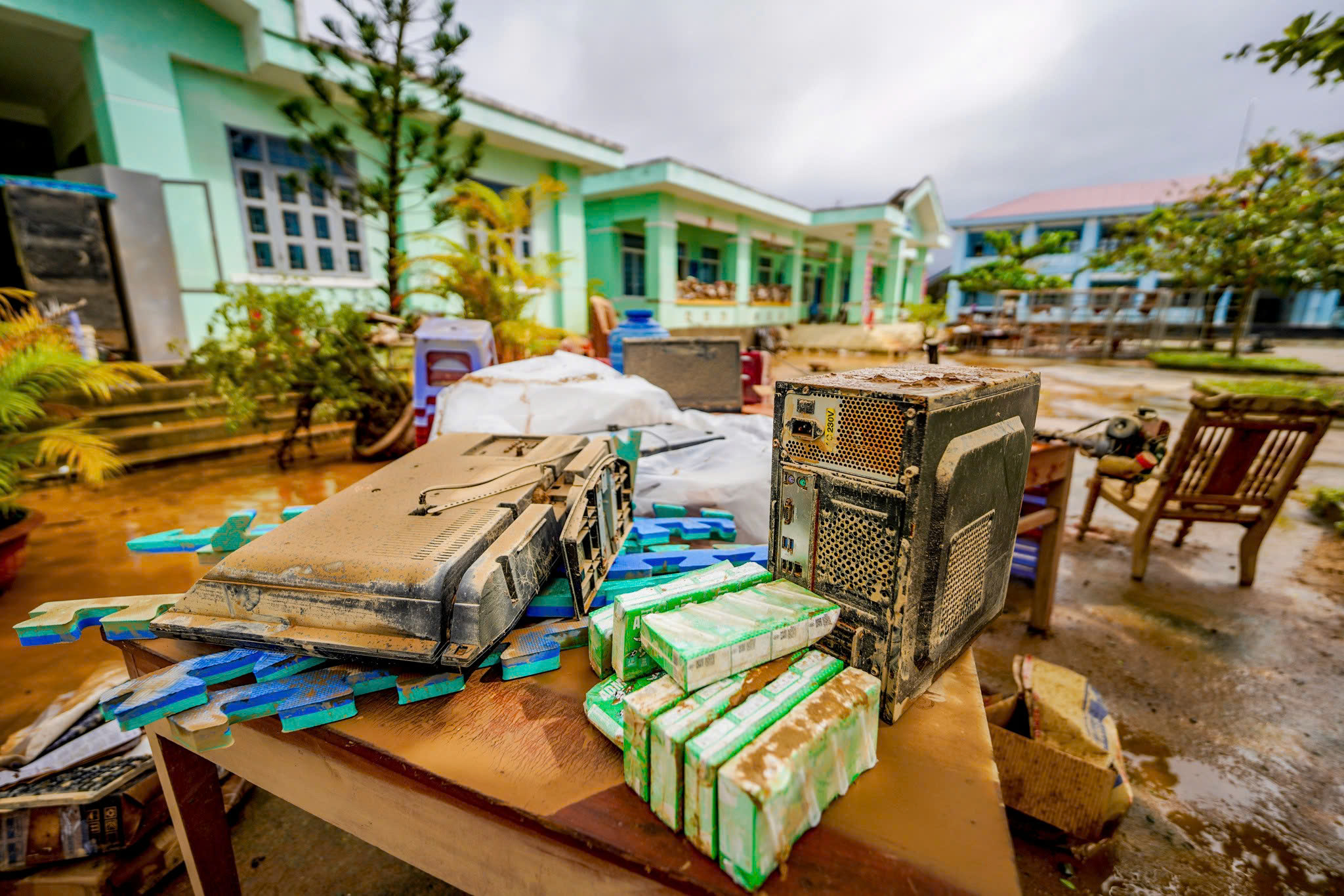 Báo Người Lao Động phát động chương trình “Triệu tập vở cho học sinh vùng bị thiên tai” - Ảnh 17.