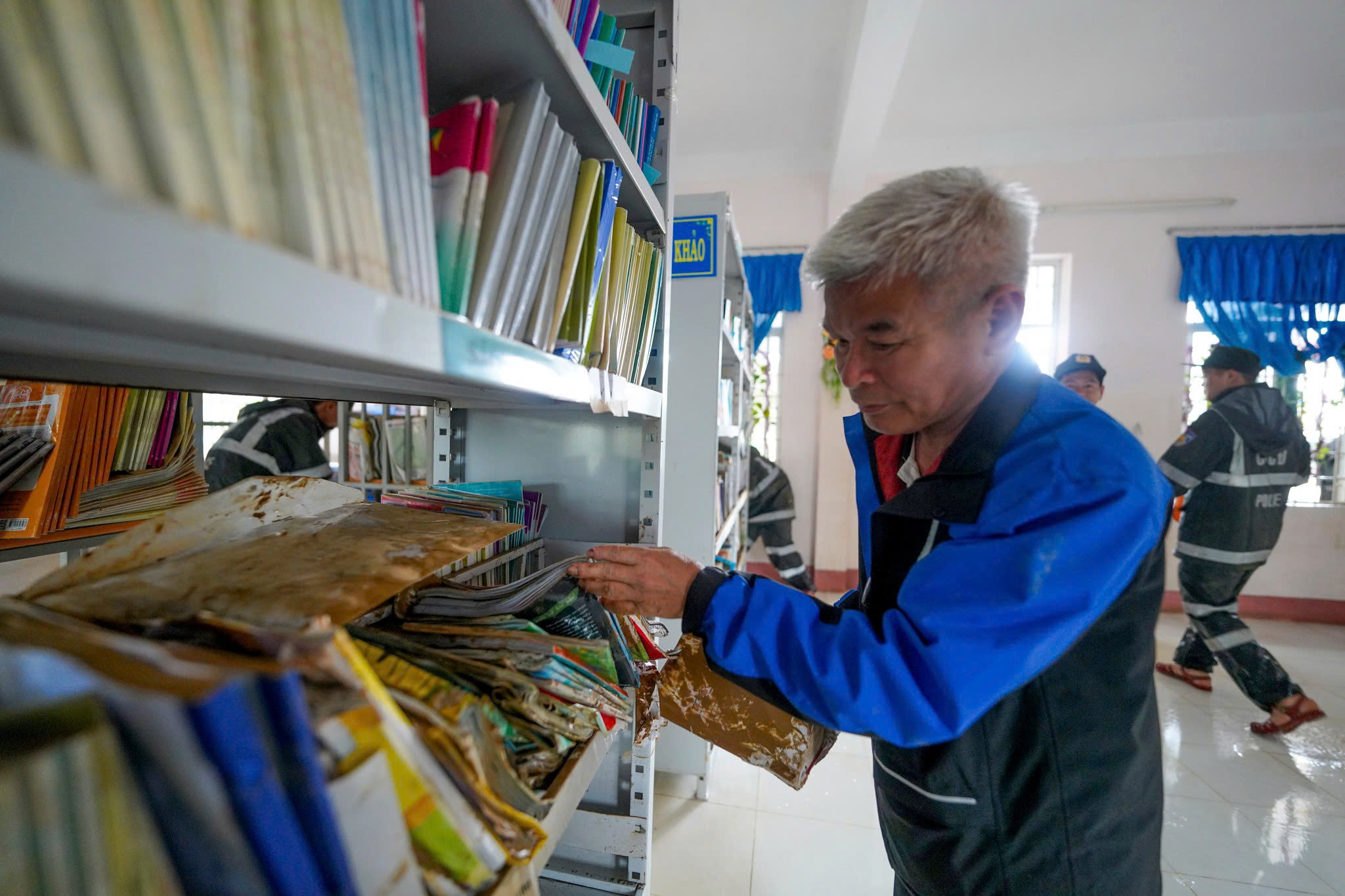 Báo Người Lao Động phát động chương trình “Triệu tập vở cho học sinh vùng bị thiên tai” - Ảnh 22.