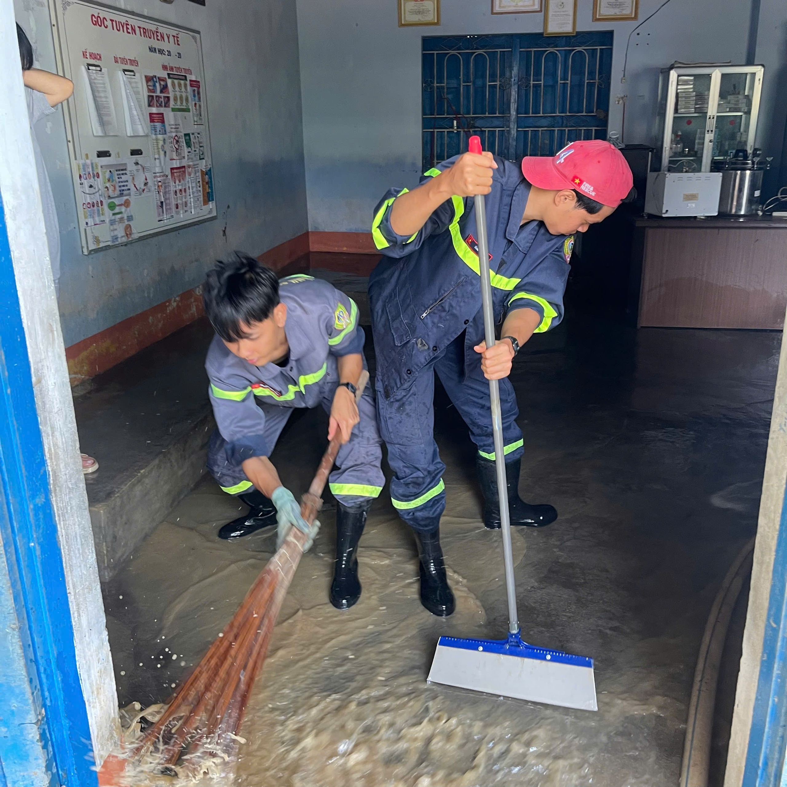 Báo Người Lao Động phát động chương trình “Triệu tập vở cho học sinh vùng bị thiên tai” - Ảnh 19.