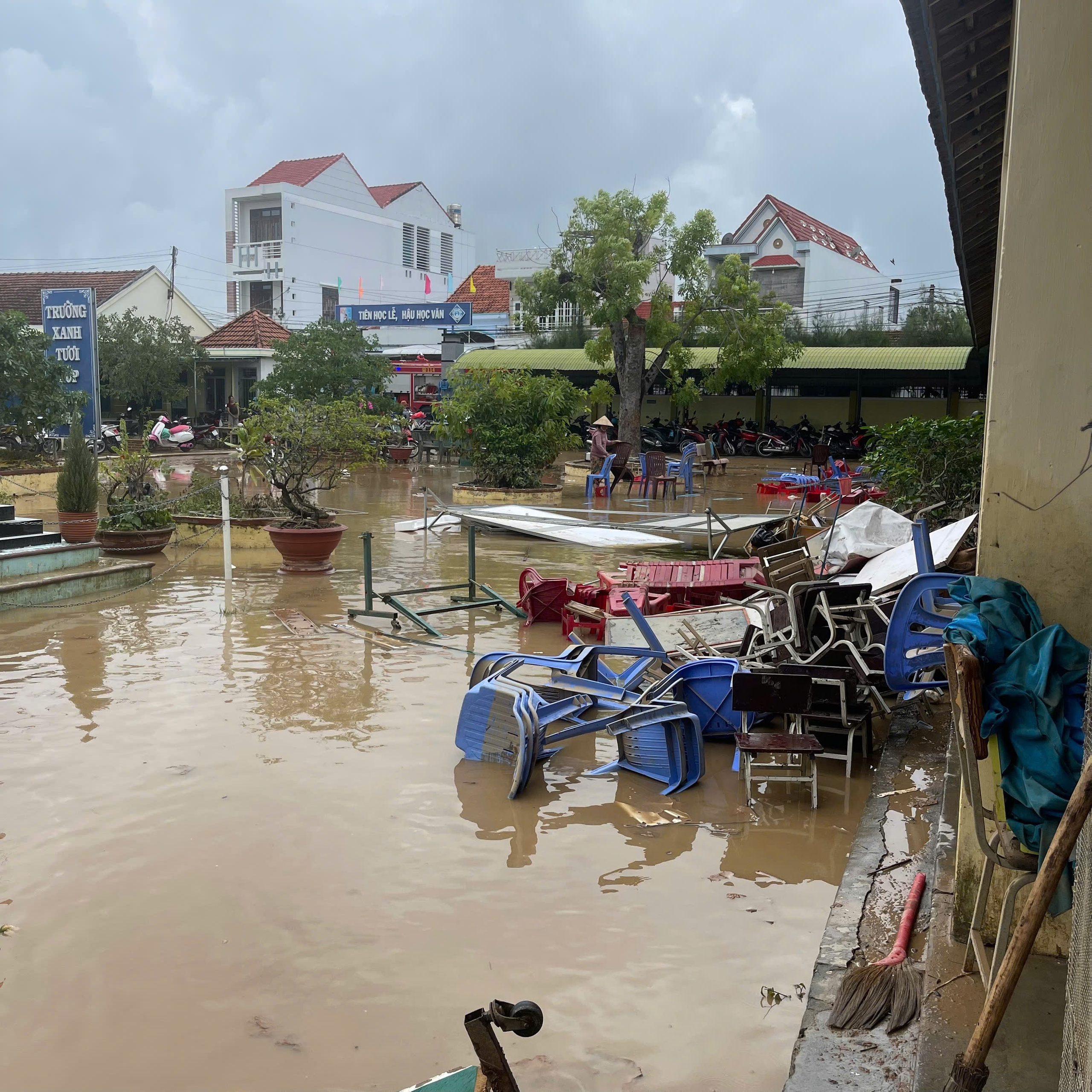 Báo Người Lao Động phát động chương trình “Triệu tập vở cho học sinh vùng bị thiên tai” - Ảnh 10.