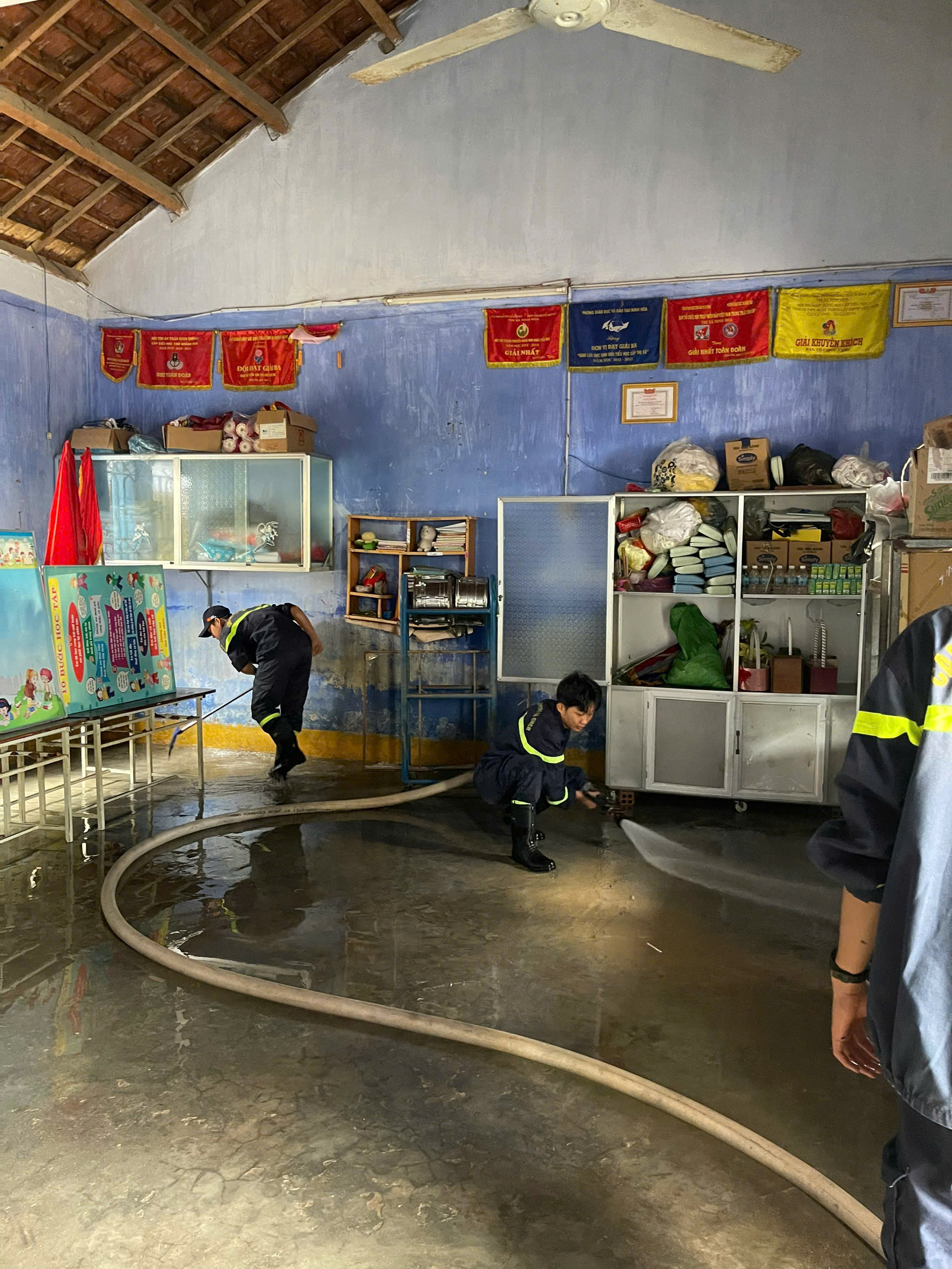 Báo Người Lao Động phát động chương trình “Triệu tập vở cho học sinh vùng bị thiên tai” - Ảnh 20.