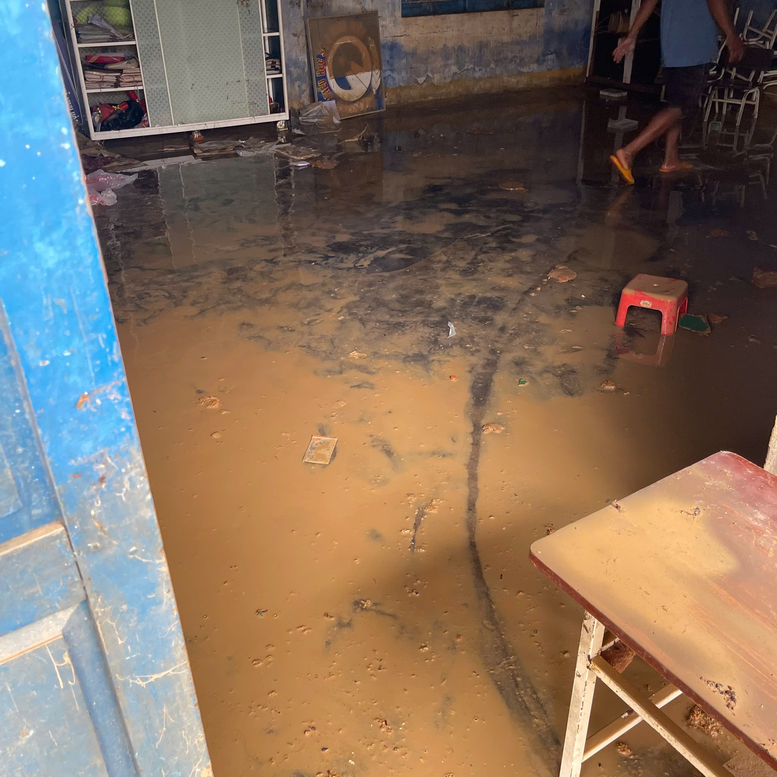 Báo Người Lao Động phát động chương trình “Triệu tập vở cho học sinh vùng bị thiên tai” - Ảnh 9.