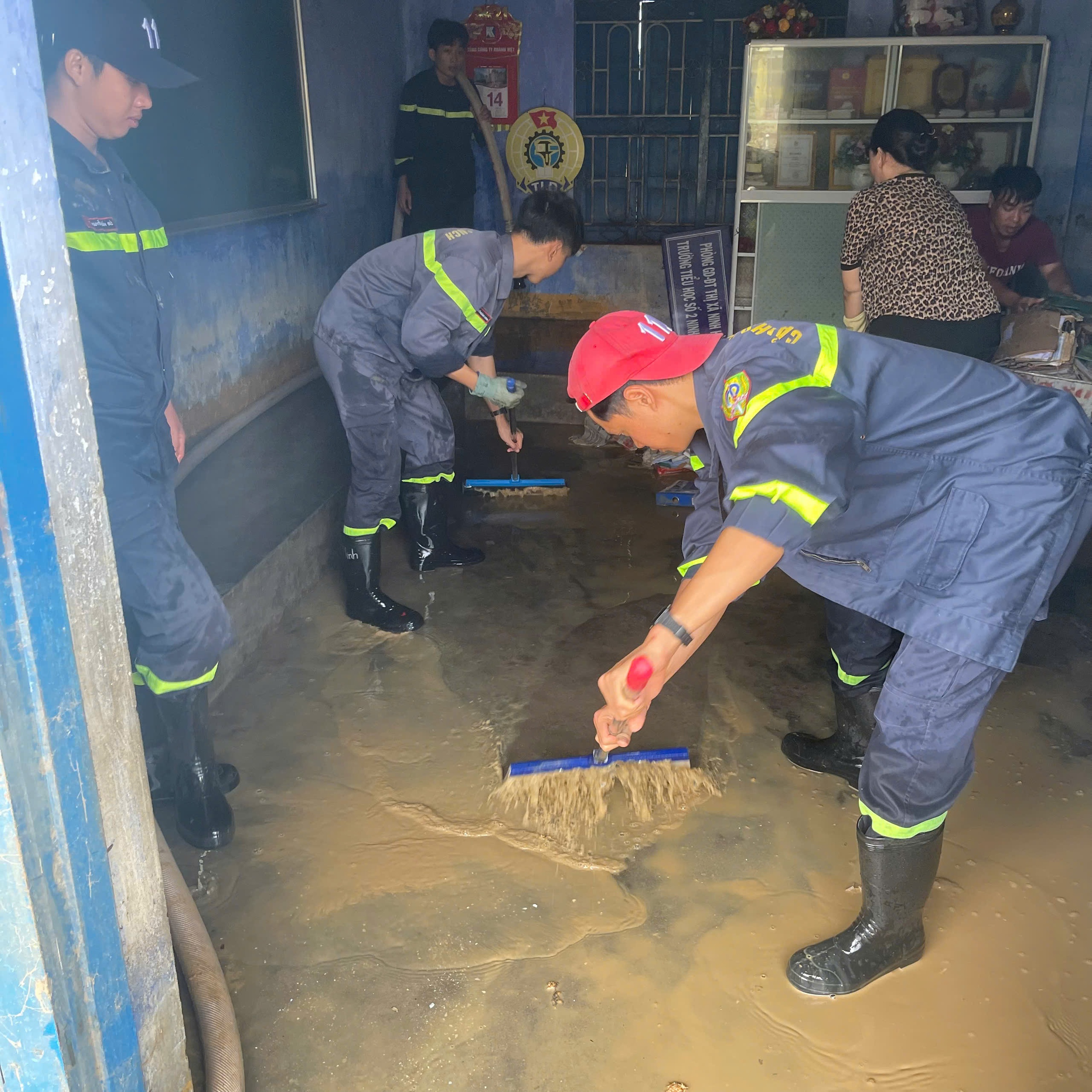 Báo Người Lao Động phát động chương trình “Triệu tập vở cho học sinh vùng bị thiên tai” - Ảnh 21.