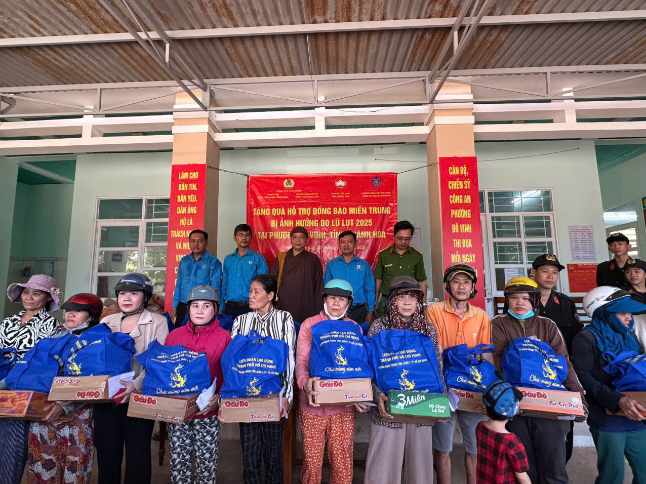 B&agrave; con v&ugrave;ng b&atilde;o lũ tỉnh Kh&aacute;nh H&ograve;a vui mừng nhận h&agrave;ng thiết yếu - Ảnh 2.