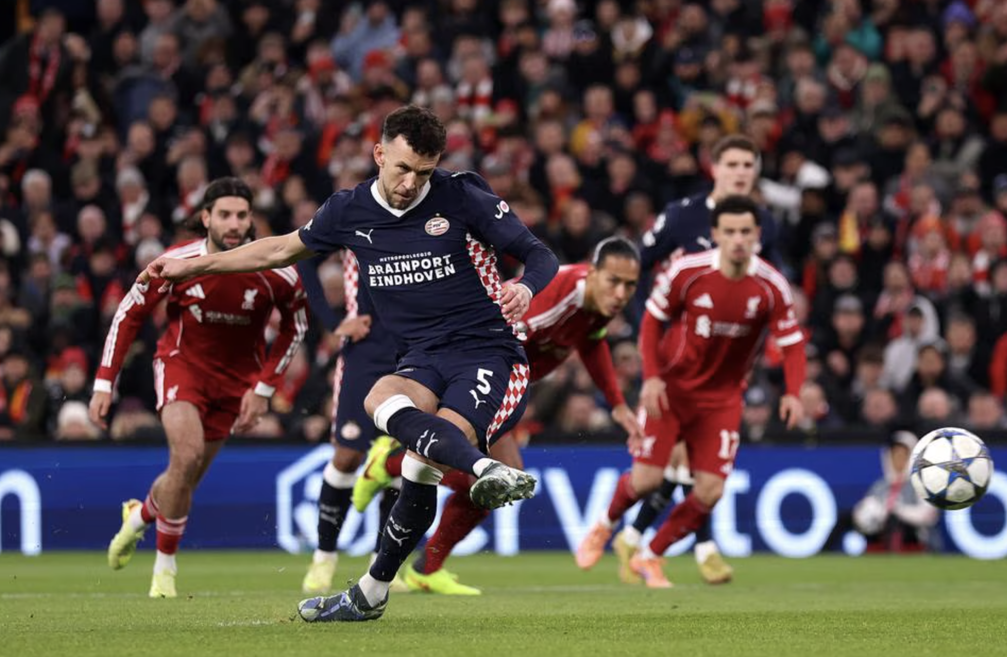 Liverpool thảm bại 1-4, PSV ca kh&uacute;c khải ho&agrave;n tại s&acirc;n Anfield - Ảnh 1.