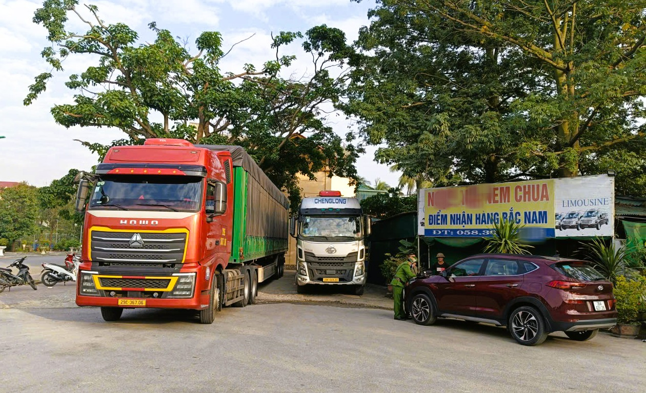 Điểm tập kết h&agrave;ng h&oacute;a, đỗ xe kh&aacute;ch tiềm ẩn nguy cơ mất an to&agrave;n giao th&ocirc;ng - Ảnh 3.