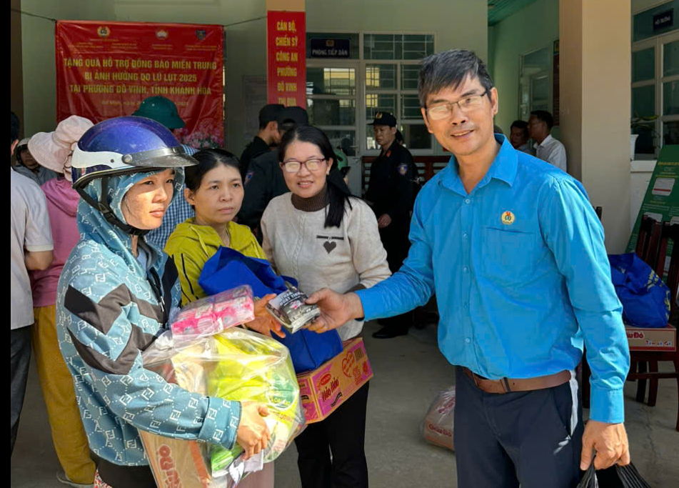 B&agrave; con v&ugrave;ng b&atilde;o lũ tỉnh Kh&aacute;nh H&ograve;a vui mừng nhận h&agrave;ng thiết yếu - Ảnh 4.