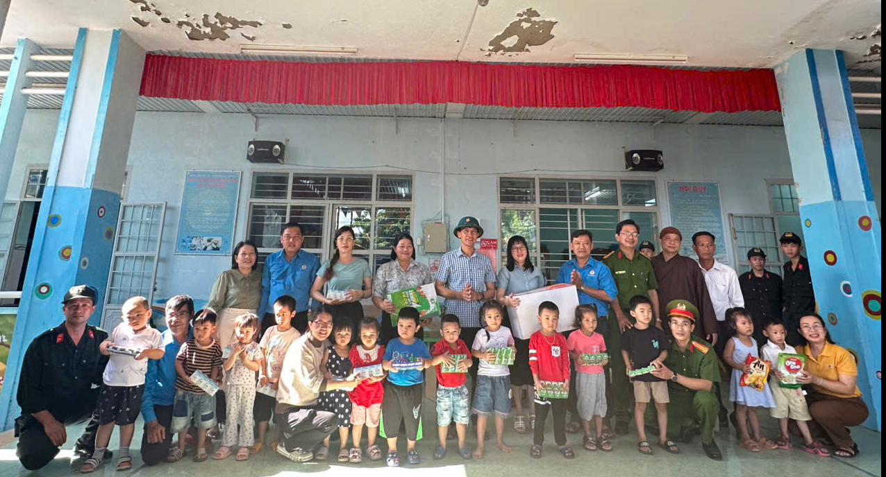 B&agrave; con v&ugrave;ng b&atilde;o lũ tỉnh Kh&aacute;nh H&ograve;a vui mừng nhận h&agrave;ng thiết yếu - Ảnh 1.