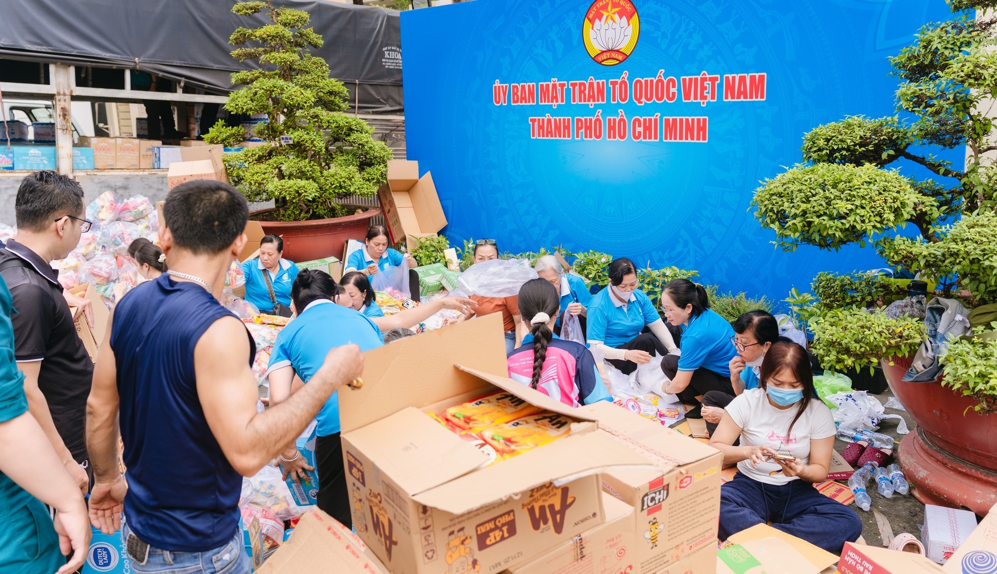 B&aacute;o in ng&agrave;y 27-11: Thương lắm ng&agrave;y đến trường sau lũ dữ  - Ảnh 2.
