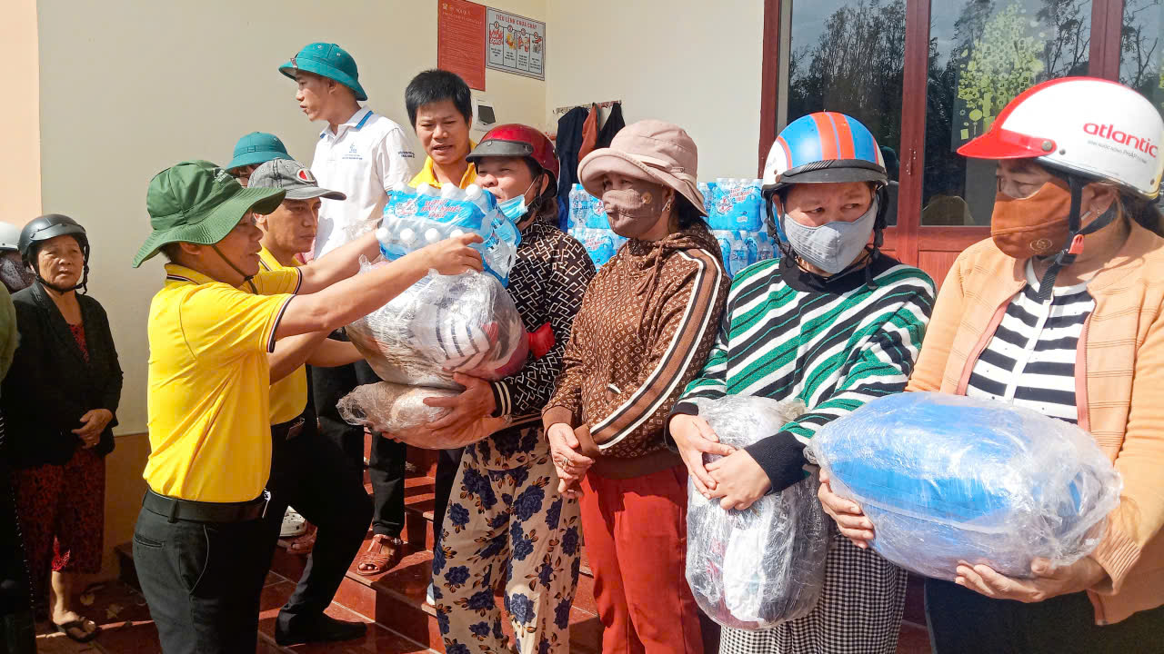 Nhiều trường ĐH, CĐ hỗ trợ học ph&iacute;, qu&agrave; cho sinh vi&ecirc;n, học sinh c&aacute;c tỉnh bị thi&ecirc;n tai - Ảnh 5.