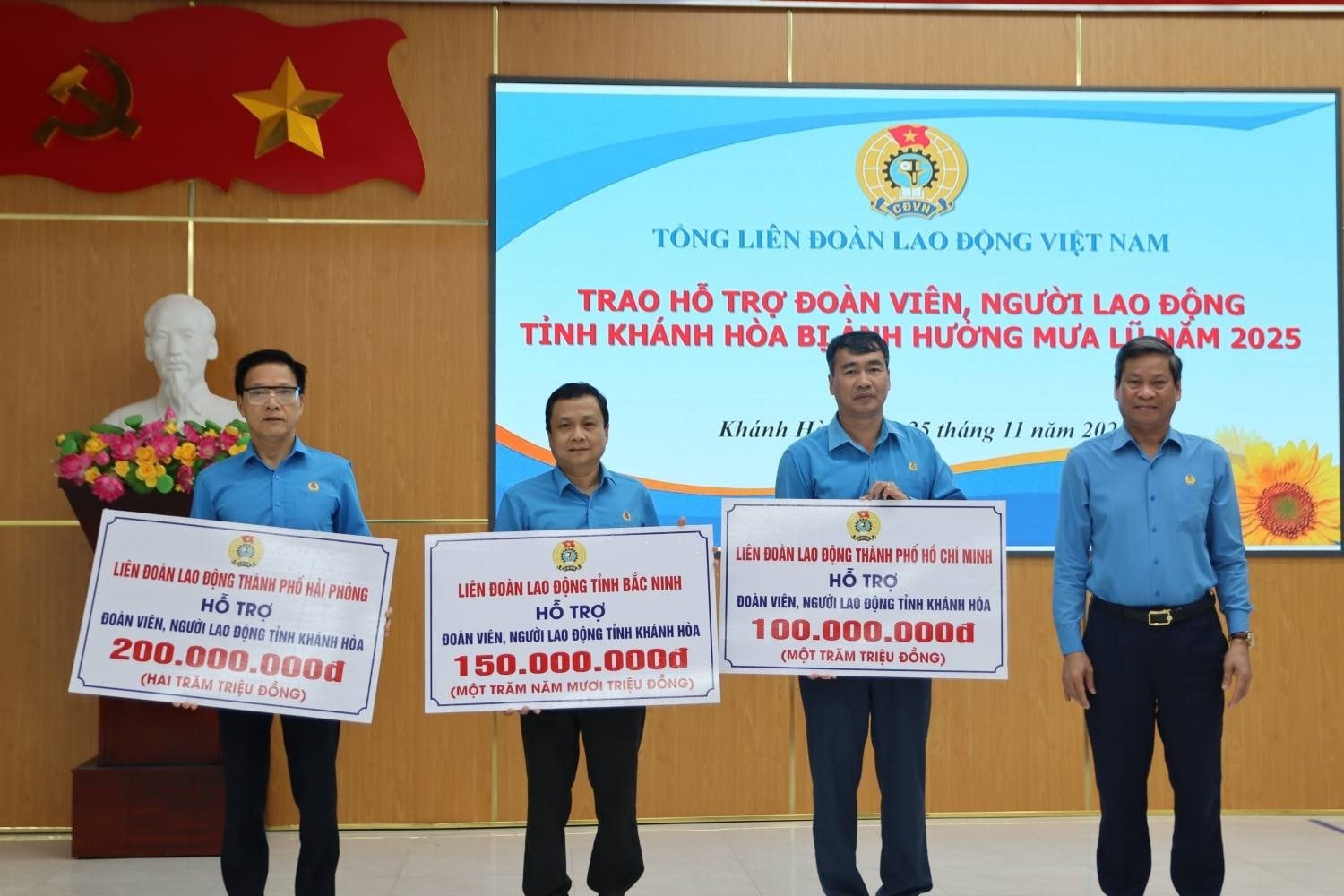 Tổng LĐLĐ Việt Nam hỗ trợ 1 tỉ đồng cho đoàn viên, người lao động tỉnh Khánh Hòa khắc phục sau lũ - Ảnh 2.