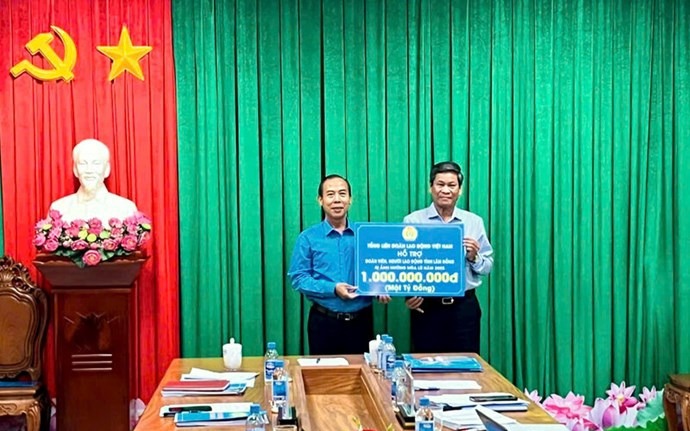 Tổng Liên đoàn hỗ trợ 1 tỉ đồng cho đoàn viên, người lao động tỉnh Lâm Đồng bị ảnh hưởng mưa lũ