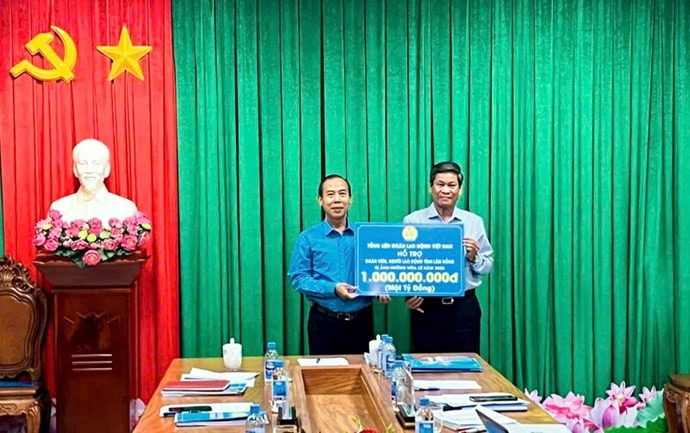 Tổng Li&ecirc;n đo&agrave;n hỗ trợ 1 tỉ đồng cho đo&agrave;n vi&ecirc;n, người lao động tỉnh L&acirc;m Đồng bị ảnh hưởng mưa lũ - Ảnh 1.