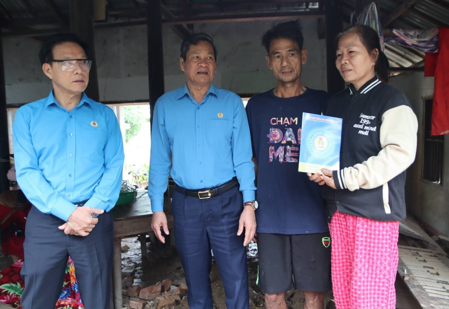 Tổng LĐLĐ Việt Nam hỗ trợ 1 tỉ đồng cho đoàn viên, người lao động tỉnh Khánh Hòa khắc phục sau lũ - Ảnh 3.