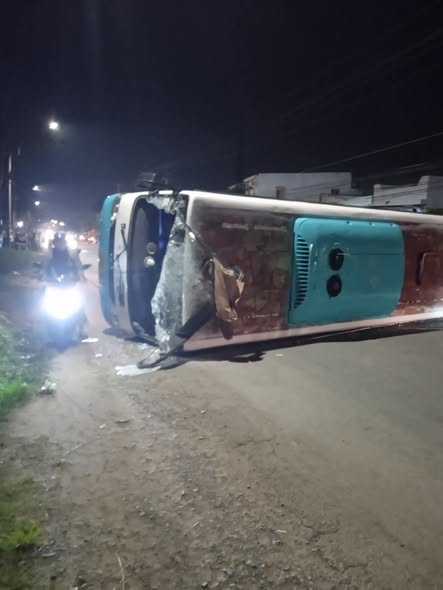 Điều tra vụ lật xe chở công nhân ở Tây Ninh , 10 người nhập viện - Ảnh 1.