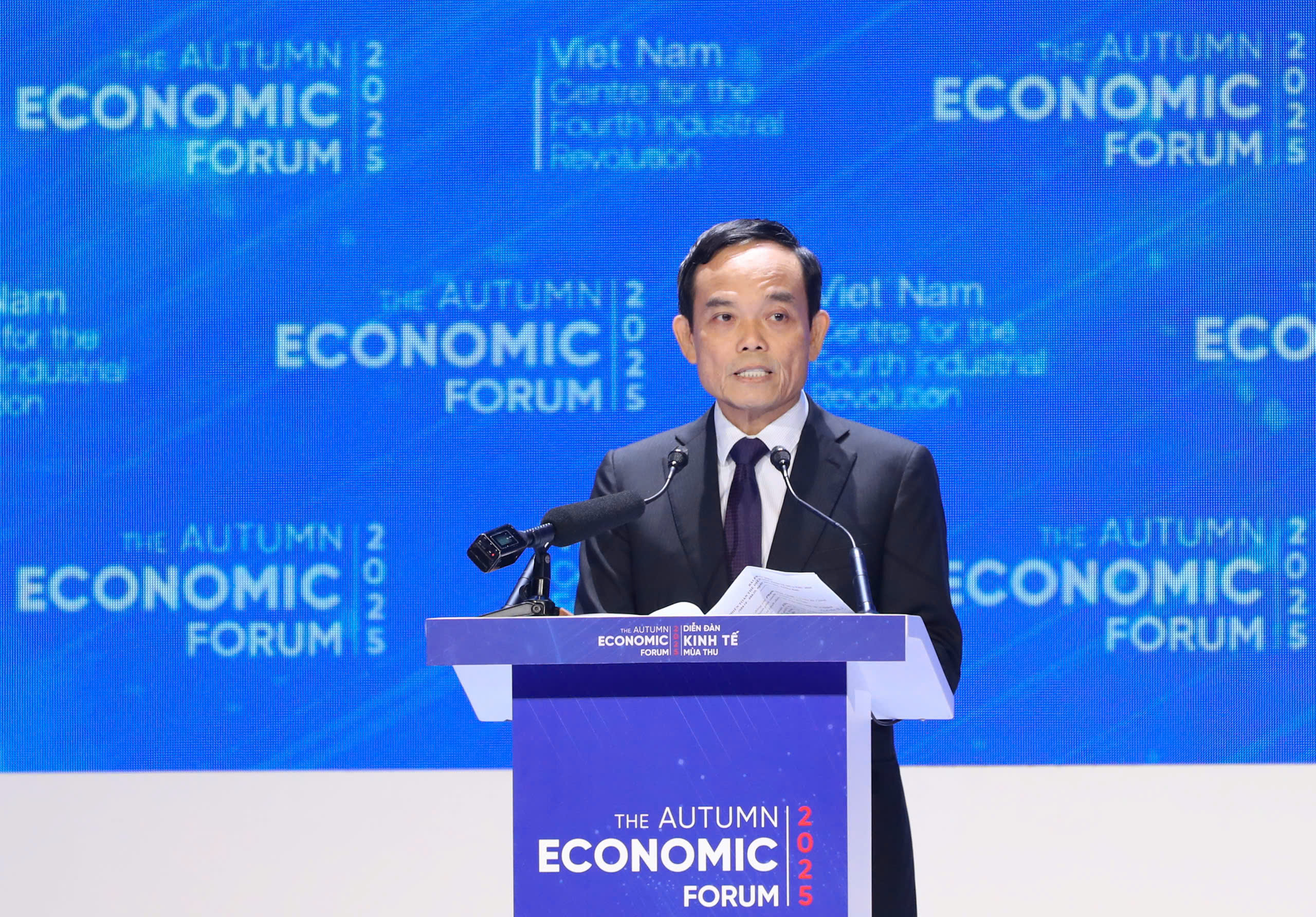 Thủ tướng Phạm Minh Ch&iacute;nh tham dự Diễn đ&agrave;n Kinh tế m&ugrave;a thu 2025 tại TP HCM - Ảnh 4.