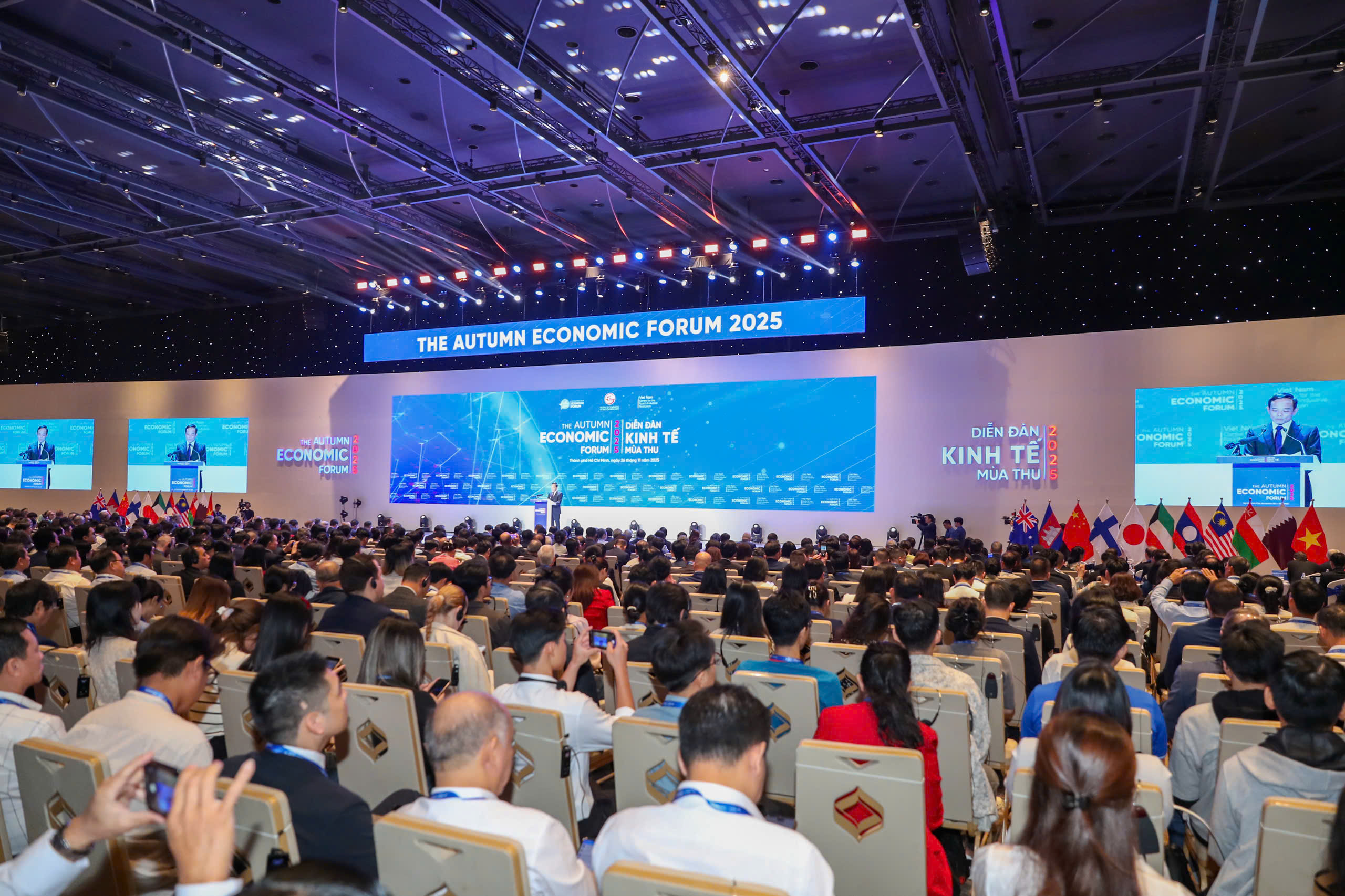 Thủ tướng Phạm Minh Ch&iacute;nh tham dự Diễn đ&agrave;n Kinh tế m&ugrave;a thu 2025 tại TP HCM - Ảnh 7.