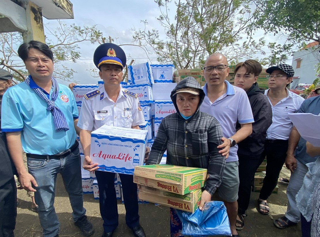 Trao hàng nghìn suất quà tới đồng bào vùng lũ - Ảnh 5.