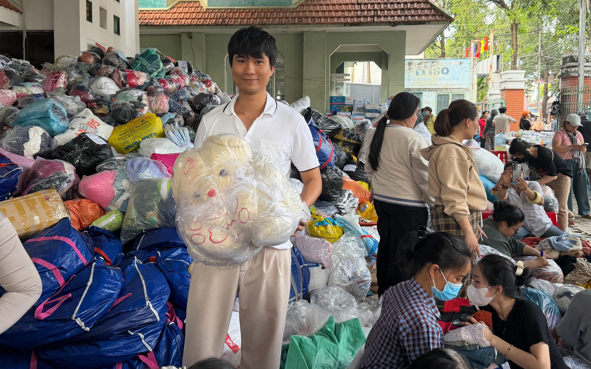 Người dân TPHCM thảo thơm, ủng hộ hàng trăm tấn hàng hóa gửi đến bà con vùng lũ