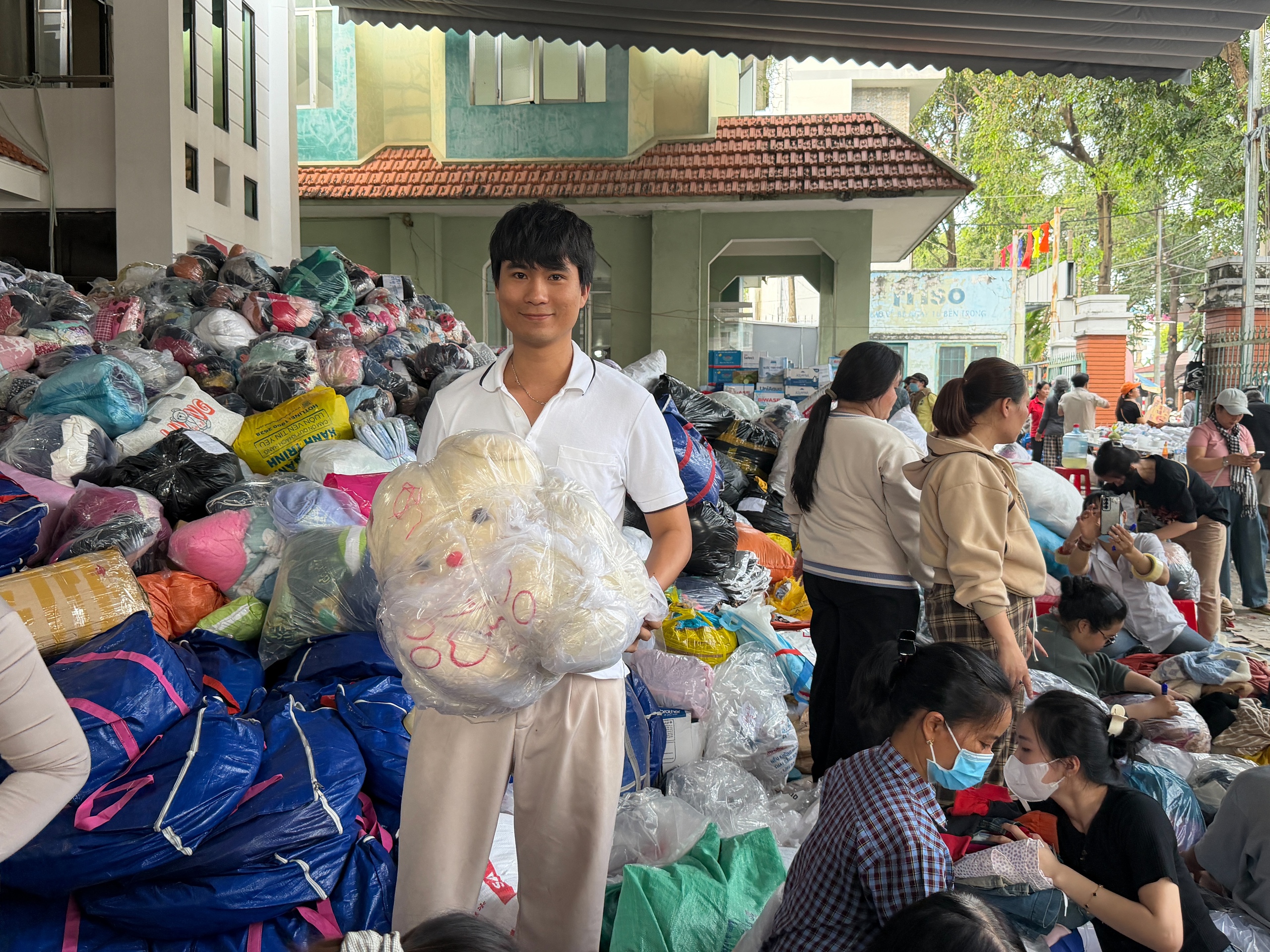 Người d&acirc;n TPHCM thảo thơm, ủng hộ h&agrave;ng trăm tấn h&agrave;ng h&oacute;a gửi đến v&ugrave;ng lũ - Ảnh 5.