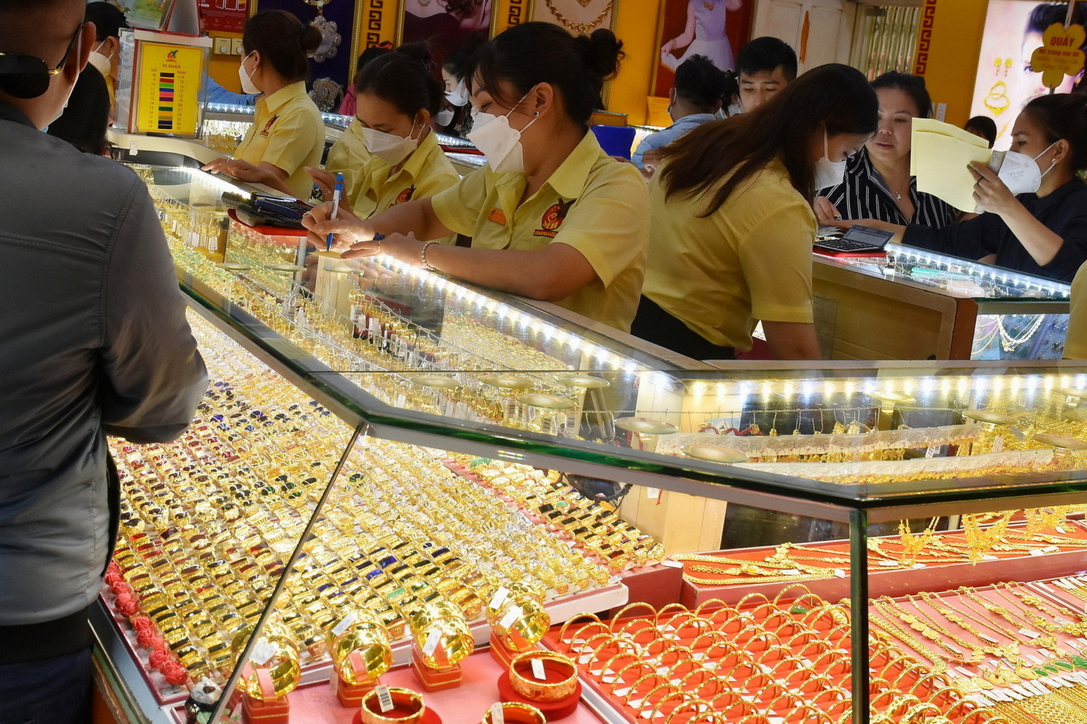 Gi&aacute; v&agrave;ng h&ocirc;m nay 27-11: Bật tăng trở lại - Ảnh 1.