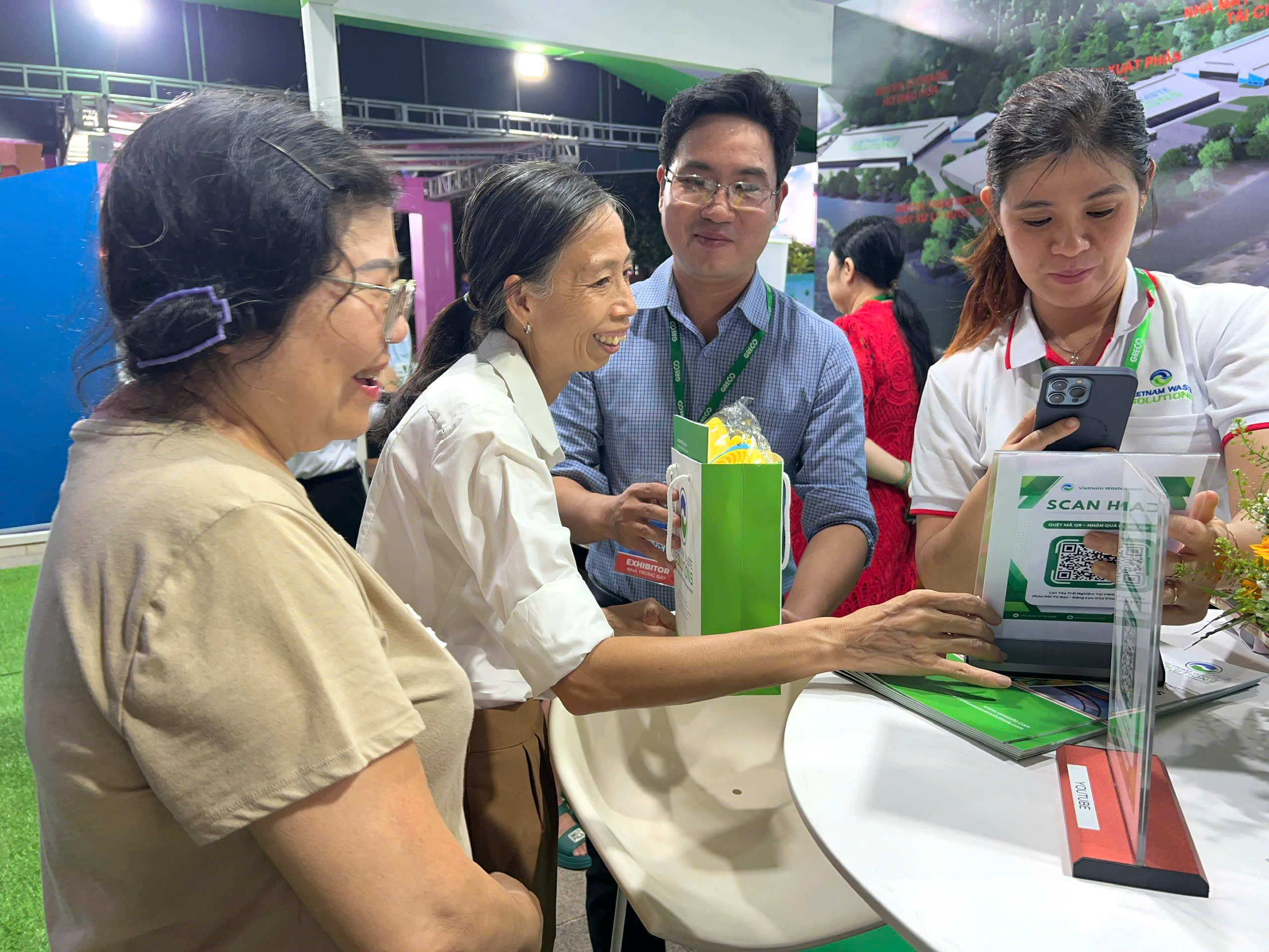 Người dân TP HCM tham quan mô hình xử lý rác hiện đại của VWS - Ảnh 2.