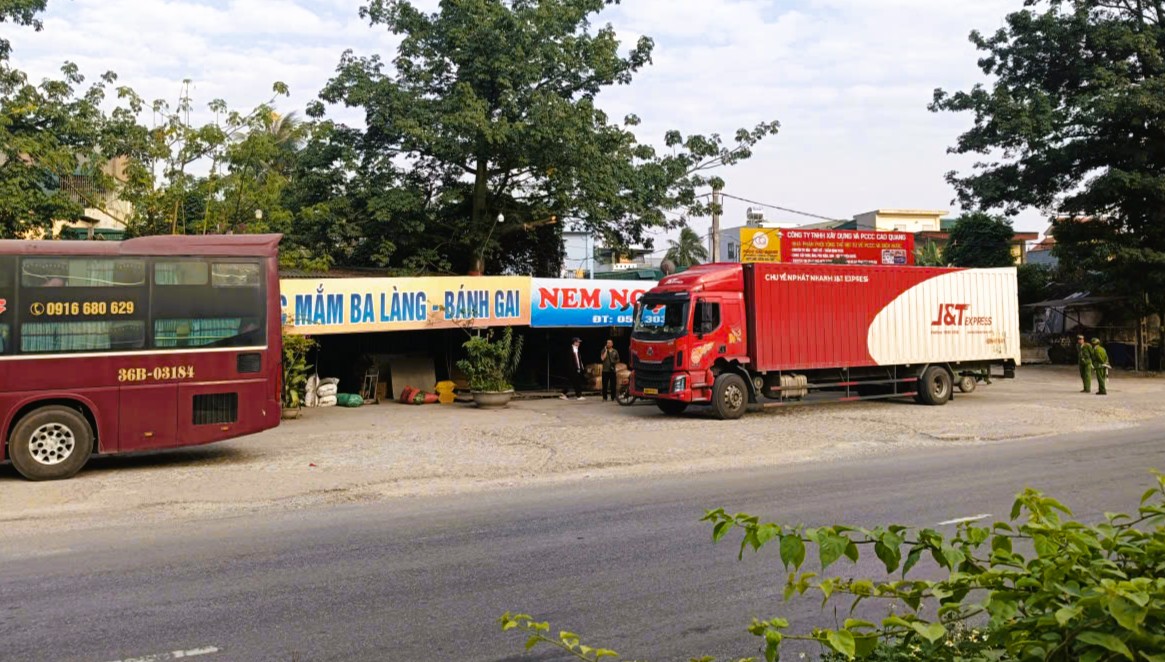 Điểm tập kết h&agrave;ng h&oacute;a, đỗ xe kh&aacute;ch tiềm ẩn nguy cơ mất an to&agrave;n giao th&ocirc;ng - Ảnh 1.