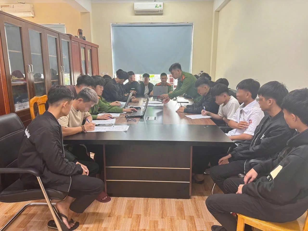 Hơn 20 thiếu ni&ecirc;n "đại n&aacute;o" đường phố Đồng Hới - Ảnh 2.