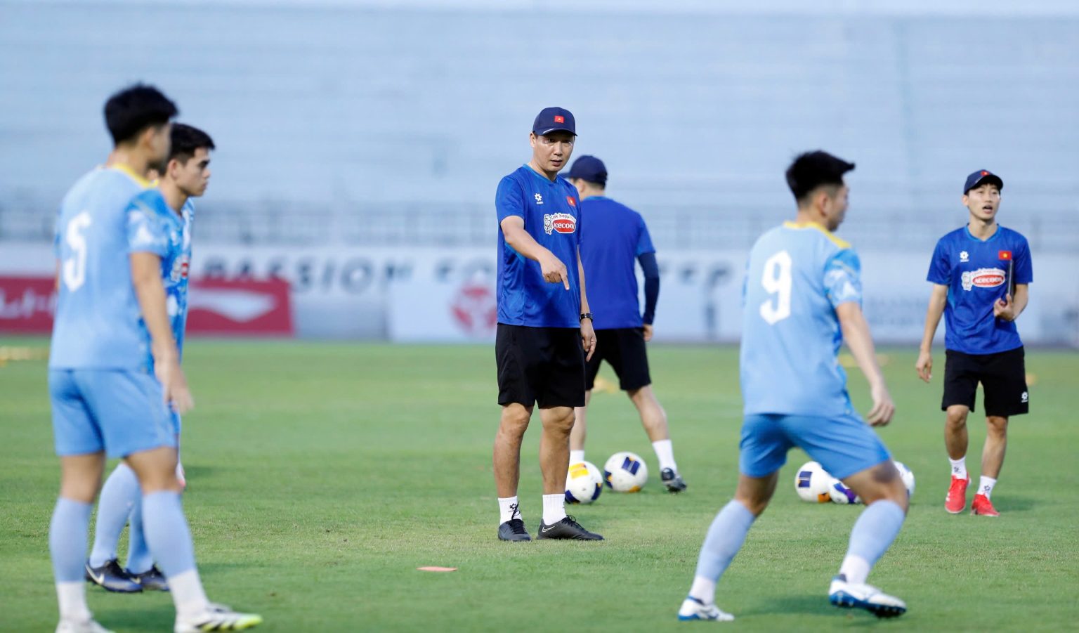 U22 Việt Nam tăng cường r&egrave;n đấu ph&aacute;p chiến thuật - Ảnh 1.