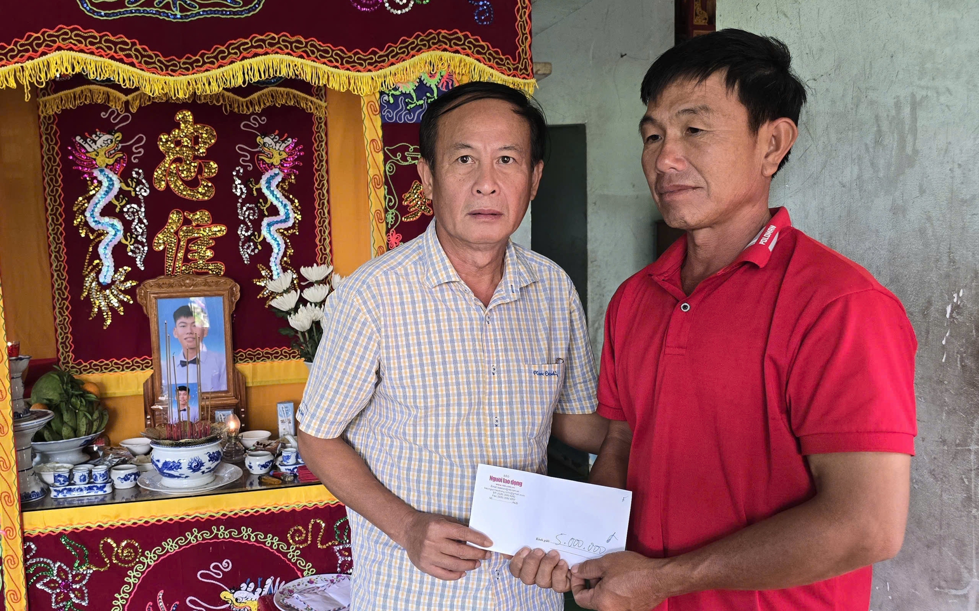 Quặn thắt với những vành khăn tang sau lũ dữ