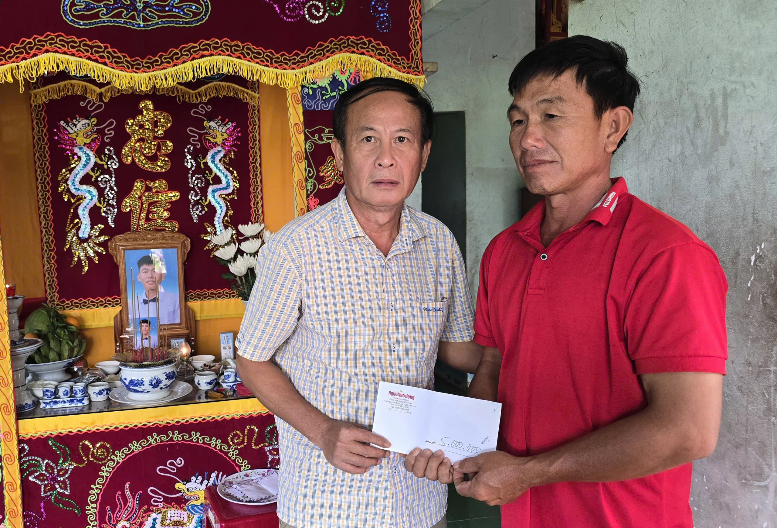 Quặn thắt với những vành khăn tang sau lũ dữ - Ảnh 1.