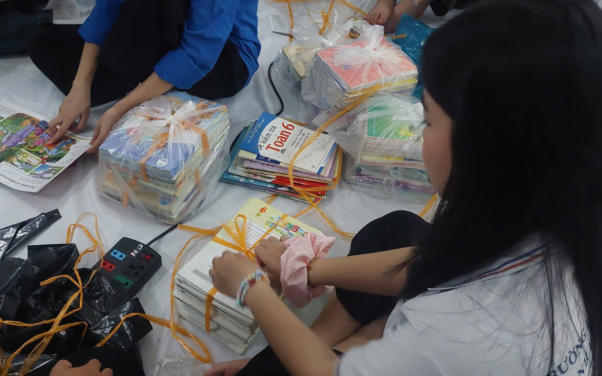 TP HCM: Sinh viên sư phạm hưởng ứng chương trình "Triệu tập vở cho học sinh vùng bị thiên tai"