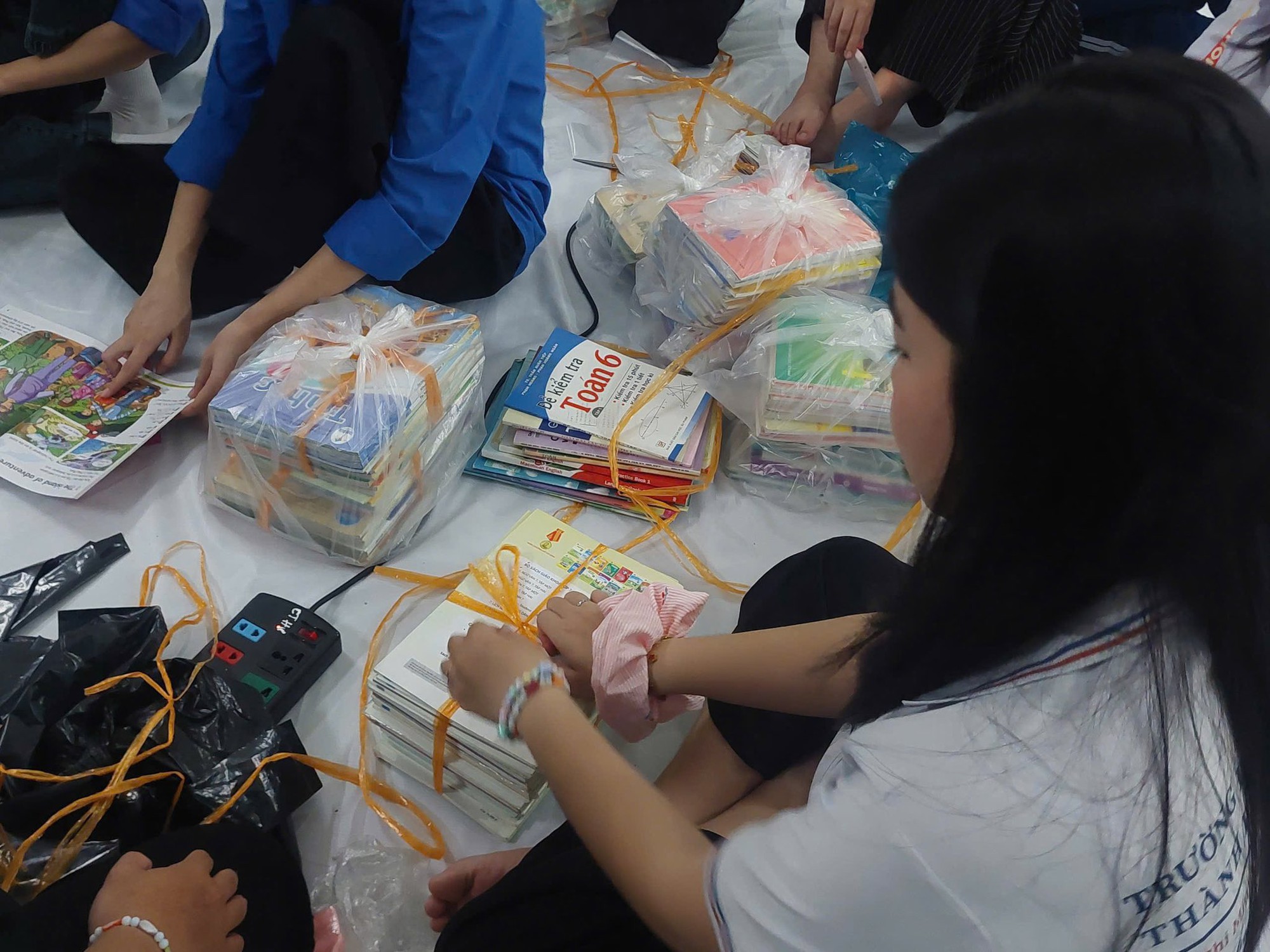 Sinh vi&ecirc;n Sư phạm TP HCM hưởng ứng chương tr&igrave;nh "Triệu tập vở cho học sinh v&ugrave;ng bị thi&ecirc;n tai" - Ảnh 1.
