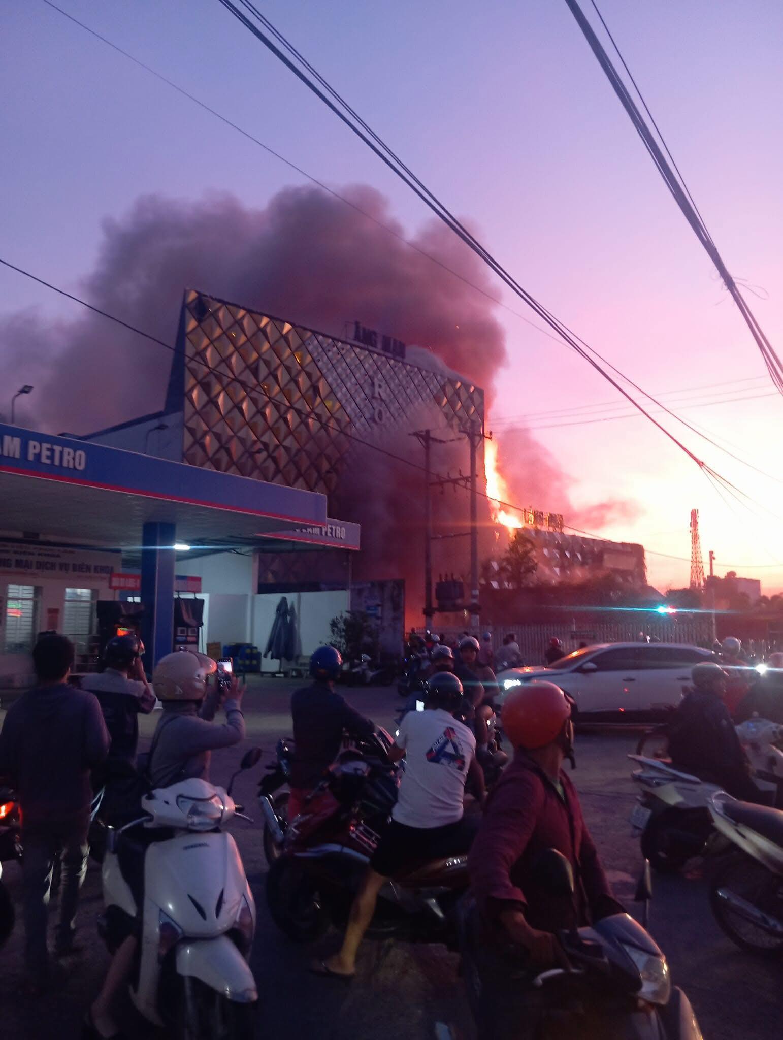 Cháy lớn quán bar ở Đồng Nai khiến khói bao trùm khu dân cư - Ảnh 1.