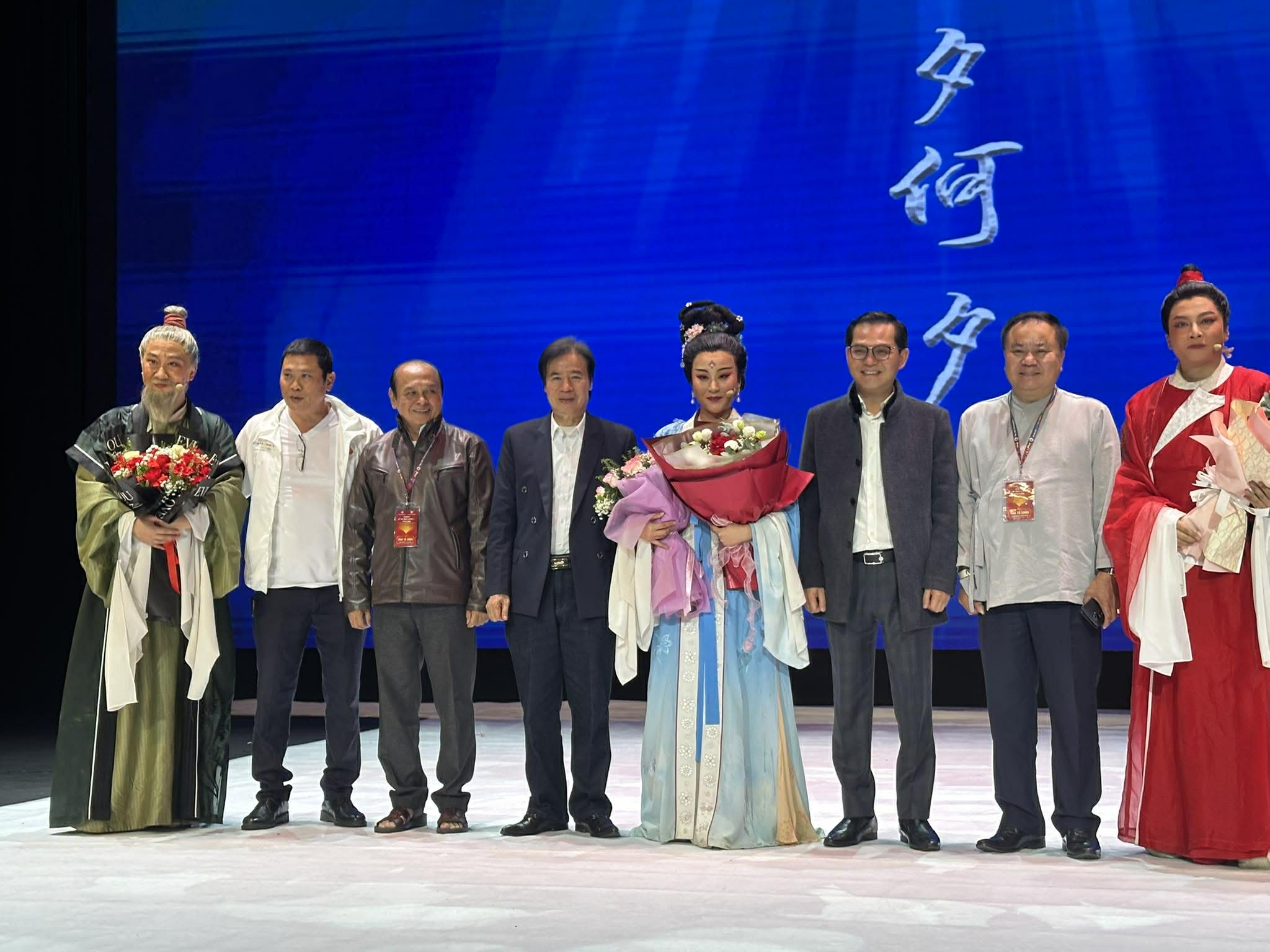 Tư duy thử nghiệm đẳng cấp của Đo&agrave;n h&iacute; kịch Sơn Đ&ocirc;ng với "Đ&ecirc;m nay l&agrave; đ&ecirc;m n&agrave;o" - Ảnh 2.