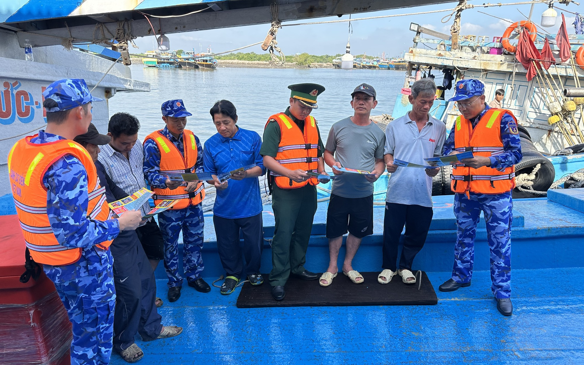 Vùng Cảnh sát biển 3 đẩy mạnh tuyên truyền chống khai thác thủy sản IUU