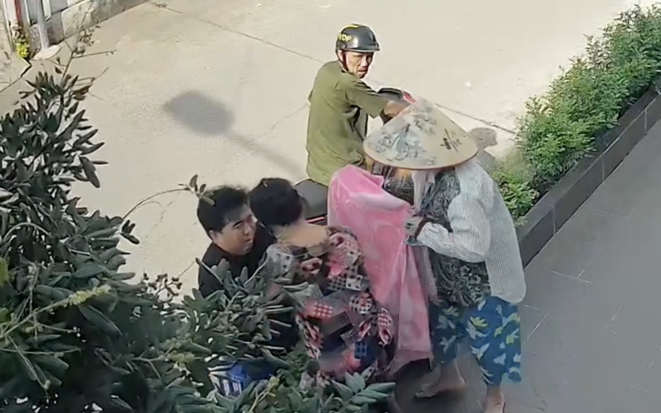 Ông cụ lượm ve chai phát hiện bé gái sơ sinh bị bỏ rơi ở TPHCM