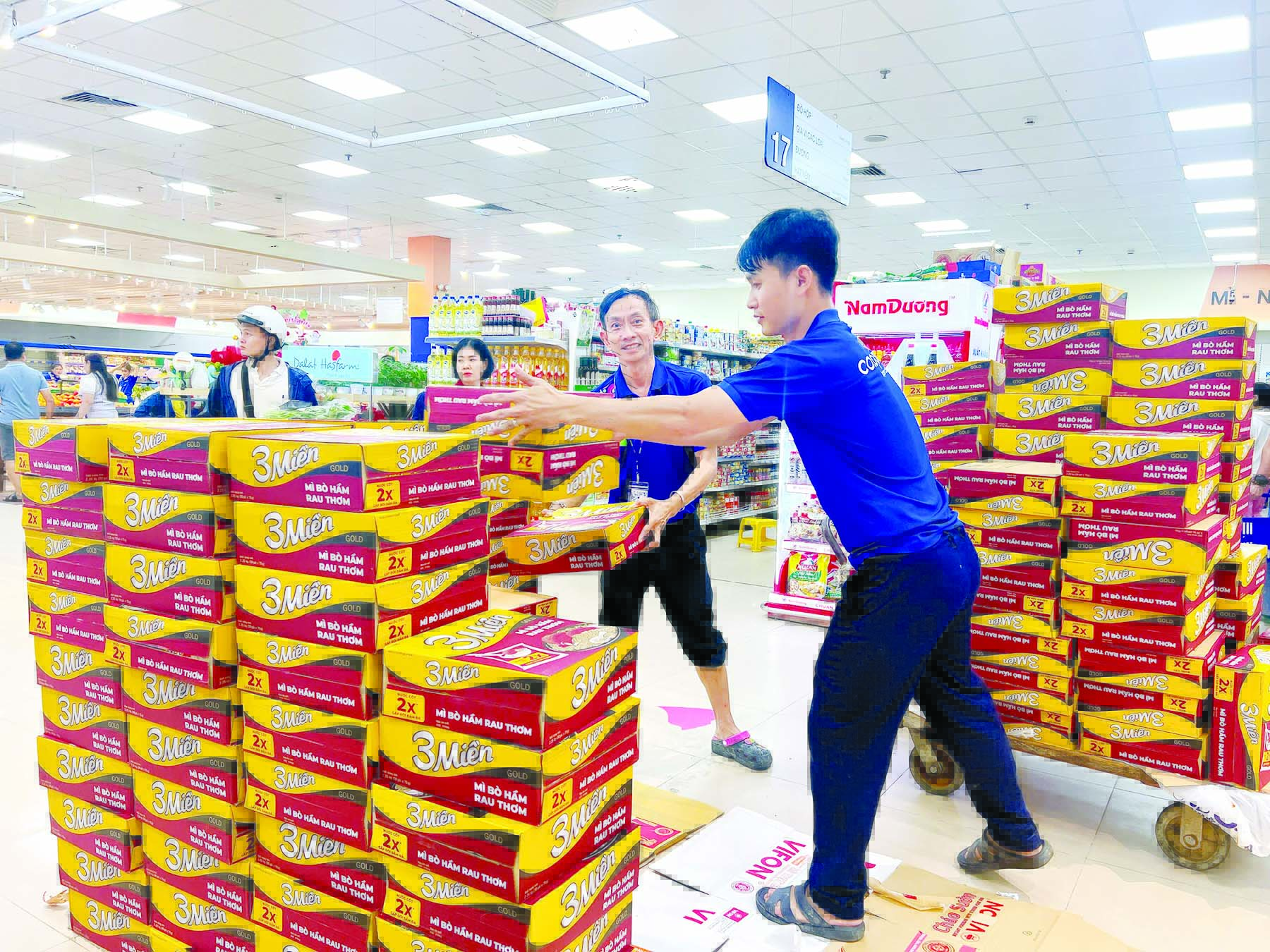 Saigon Co.op b&aacute;n h&agrave;ng kh&ocirc;ng lợi nhuận, tiếp sức thị trường miền Trung sau b&atilde;o lũ - Ảnh 1.
