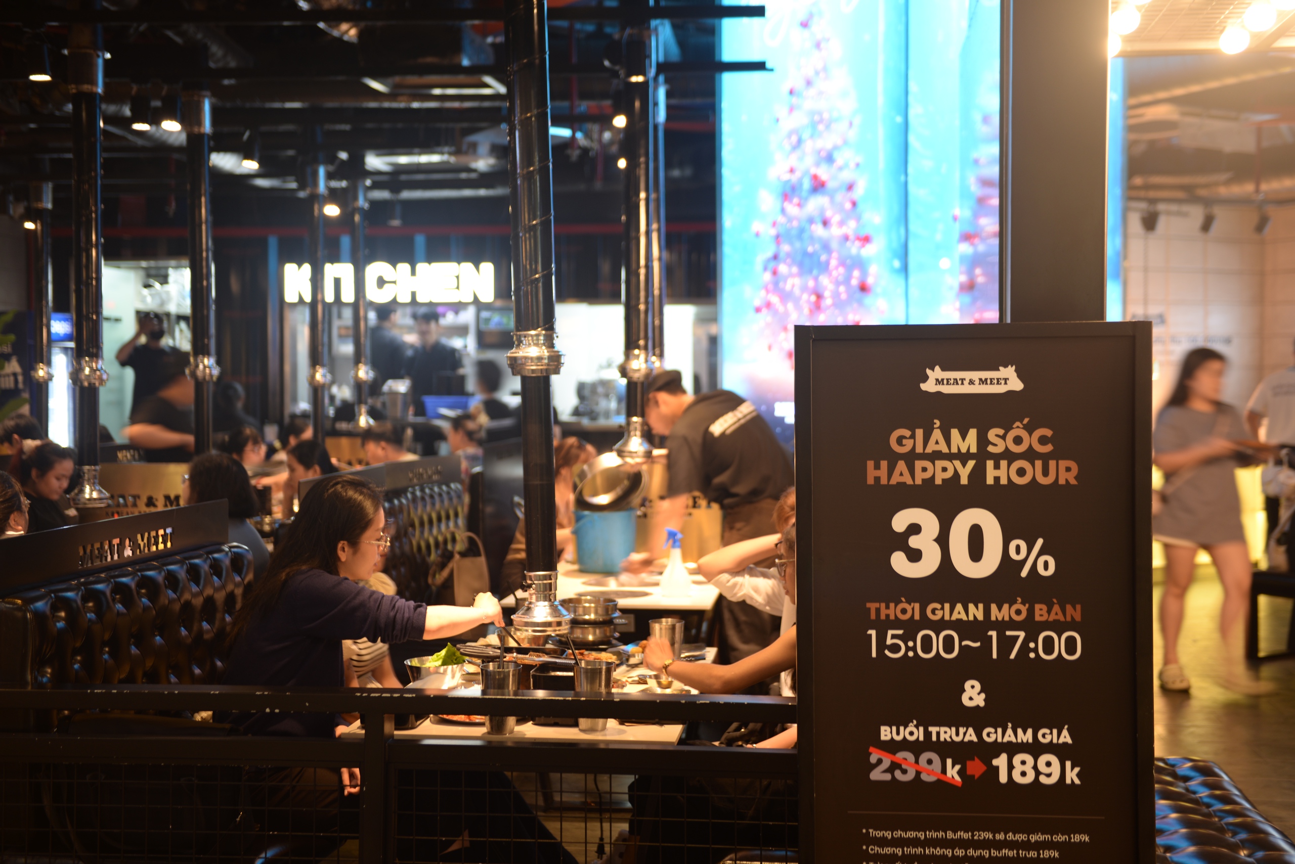 Tranh thủ giờ ăn trưa, d&acirc;n c&ocirc;ng sở đổ x&ocirc; tới trung t&acirc;m thương mại dịp Black Friday - Ảnh 3.