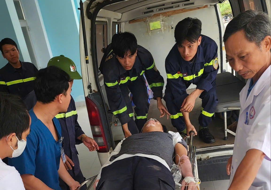 Thiếu tướng Nguyễn Thanh Hưởng thăm Trung t&aacute; bị nạn khi hỗ trợ người d&acirc;n lũ lụt - Ảnh 2.
