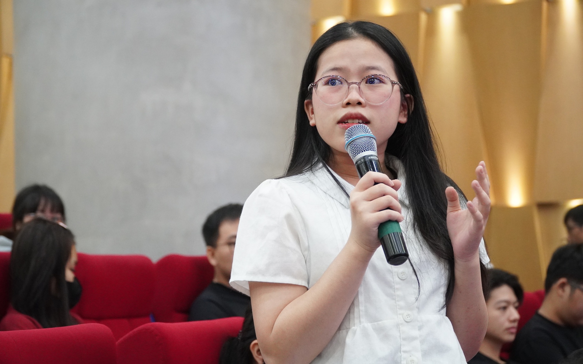 Tuyên truyền theo phong cách mới, sinh viên hào hứng chấp hành giao thông
