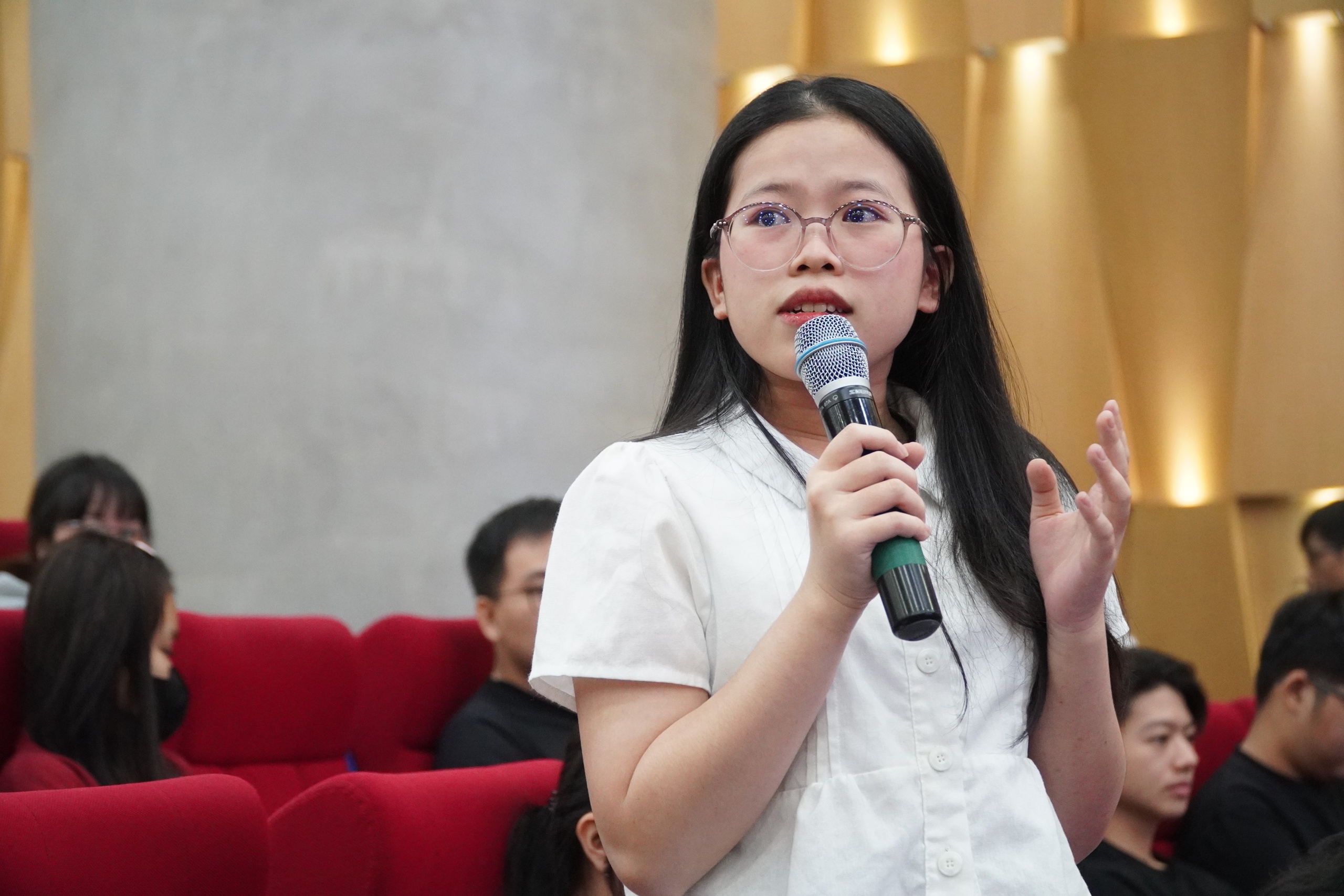 Tuyên tuyền theo phong cách mới, sinh viên hào hứng chấp hành giao thông - Ảnh 1.