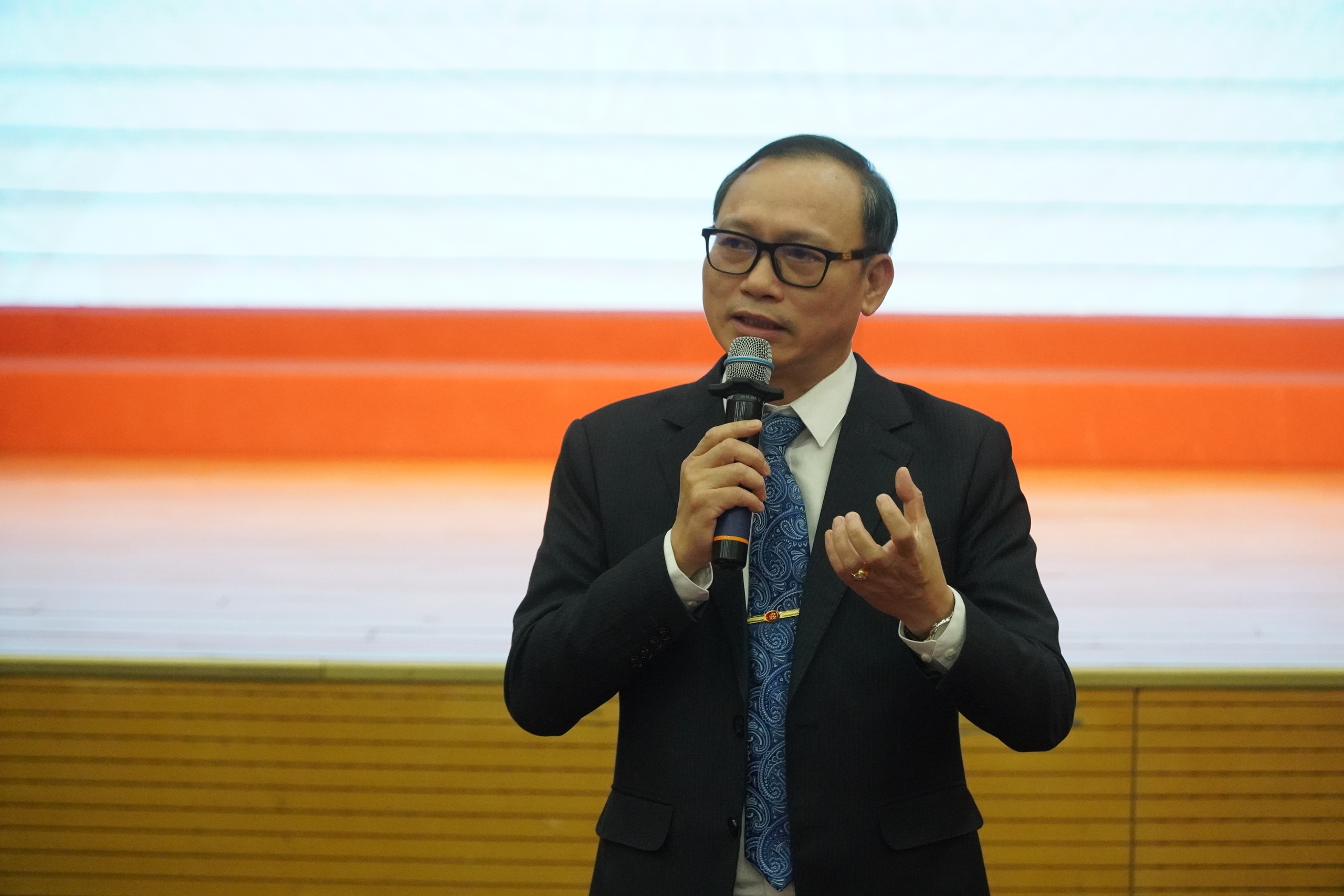 Tuyên tuyền theo phong cách mới, sinh viên hào hứng chấp hành giao thông - Ảnh 3.