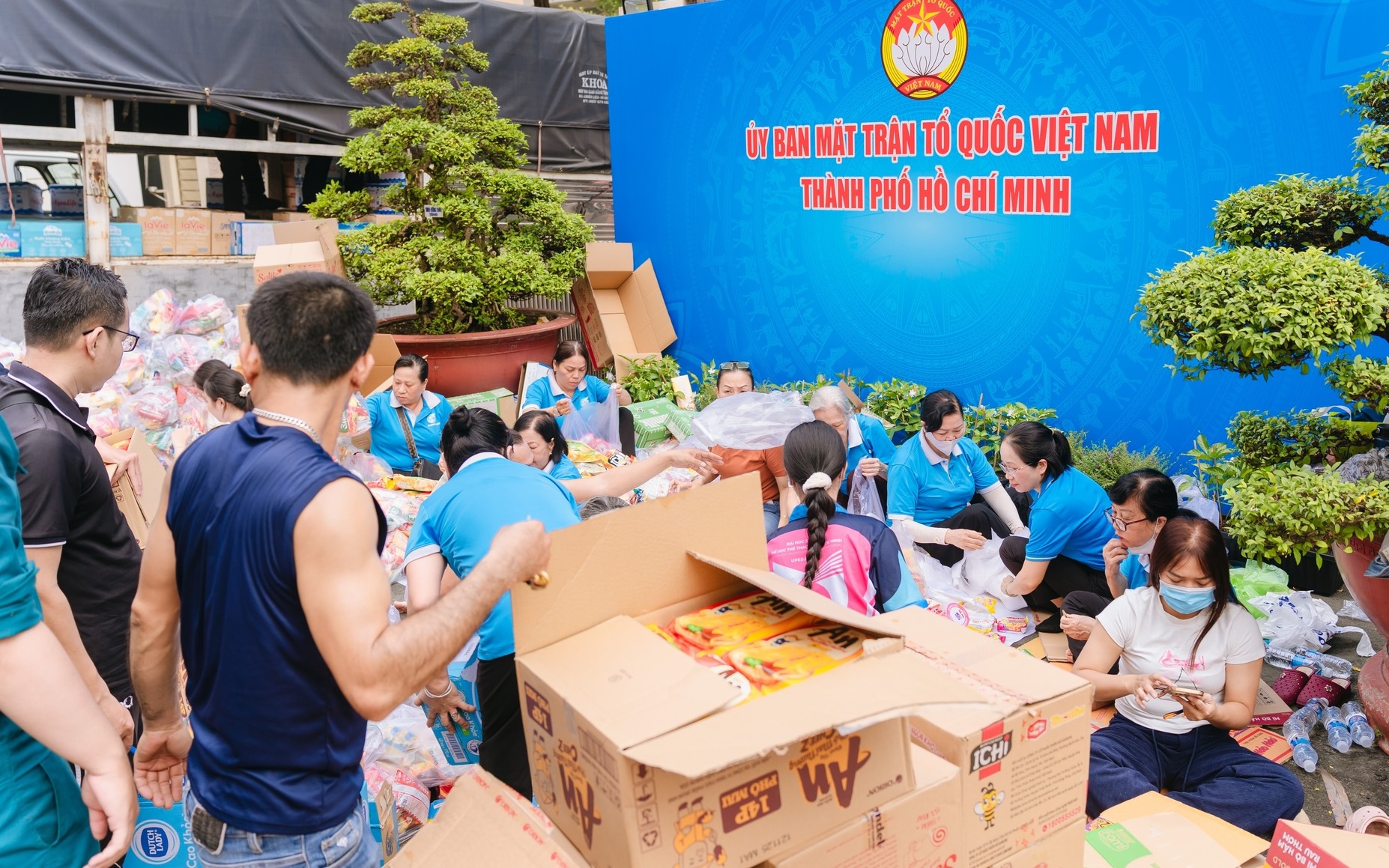 Trong 5 ngày, TPHCM vận động gần 280 tỉ đồng hàng hóa ủng hộ đồng bào miền Trung