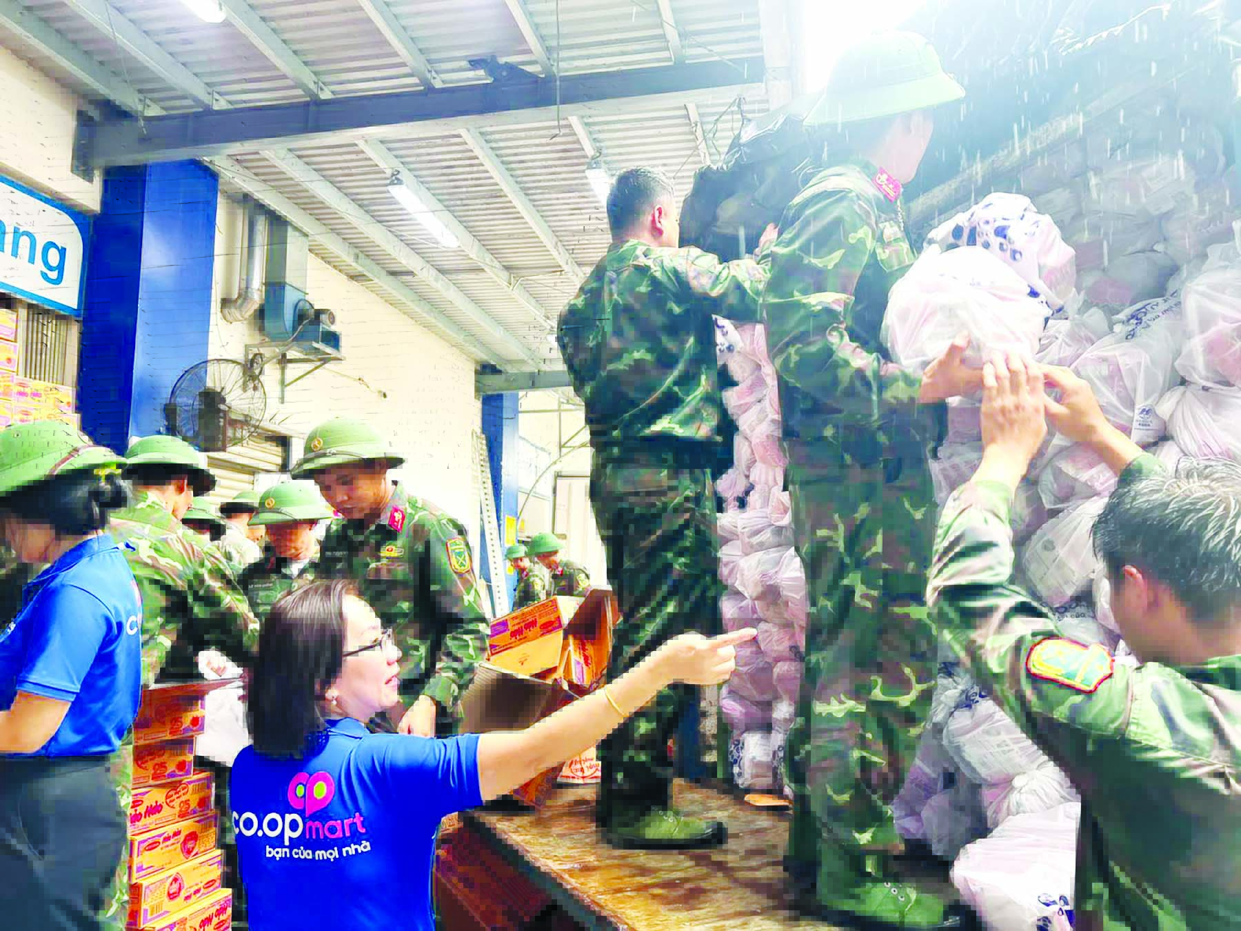 Saigon Co.op b&aacute;n h&agrave;ng kh&ocirc;ng lợi nhuận, tiếp sức thị trường miền Trung sau b&atilde;o lũ - Ảnh 2.