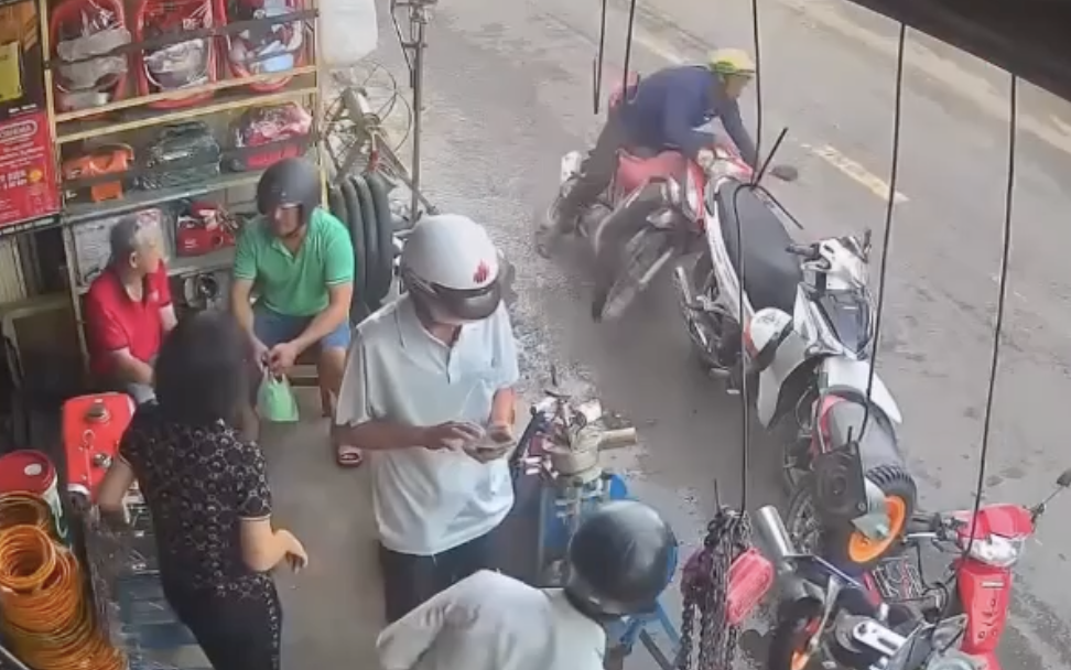 Vụ đạp ngã người đàn ông giao dừa: Không chỉ là một cú đạp