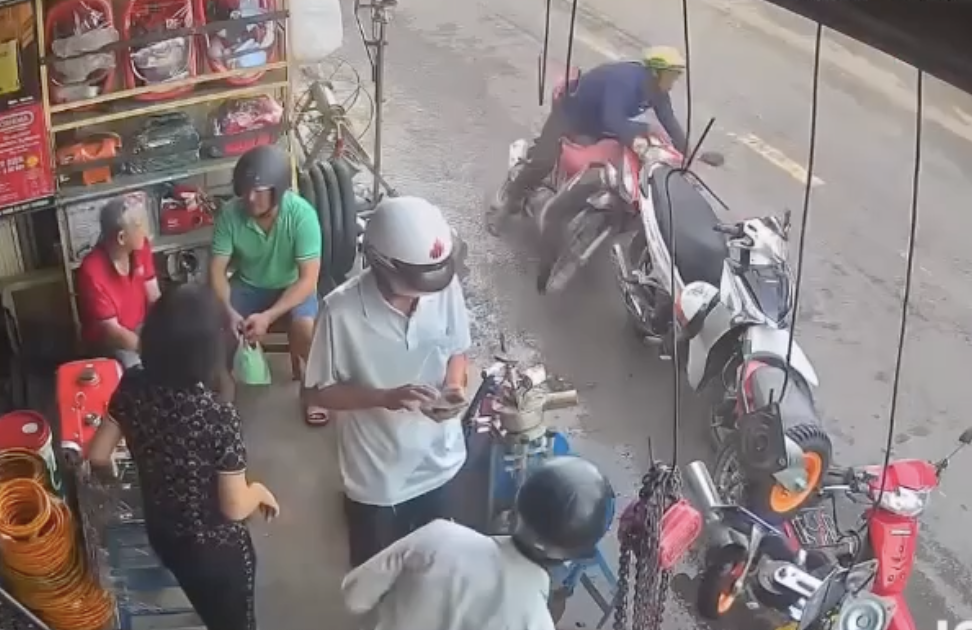 Vụ đạp ngã người giao dừa và những hệ lụy pháp lý nghiêm trọng - Ảnh 1.