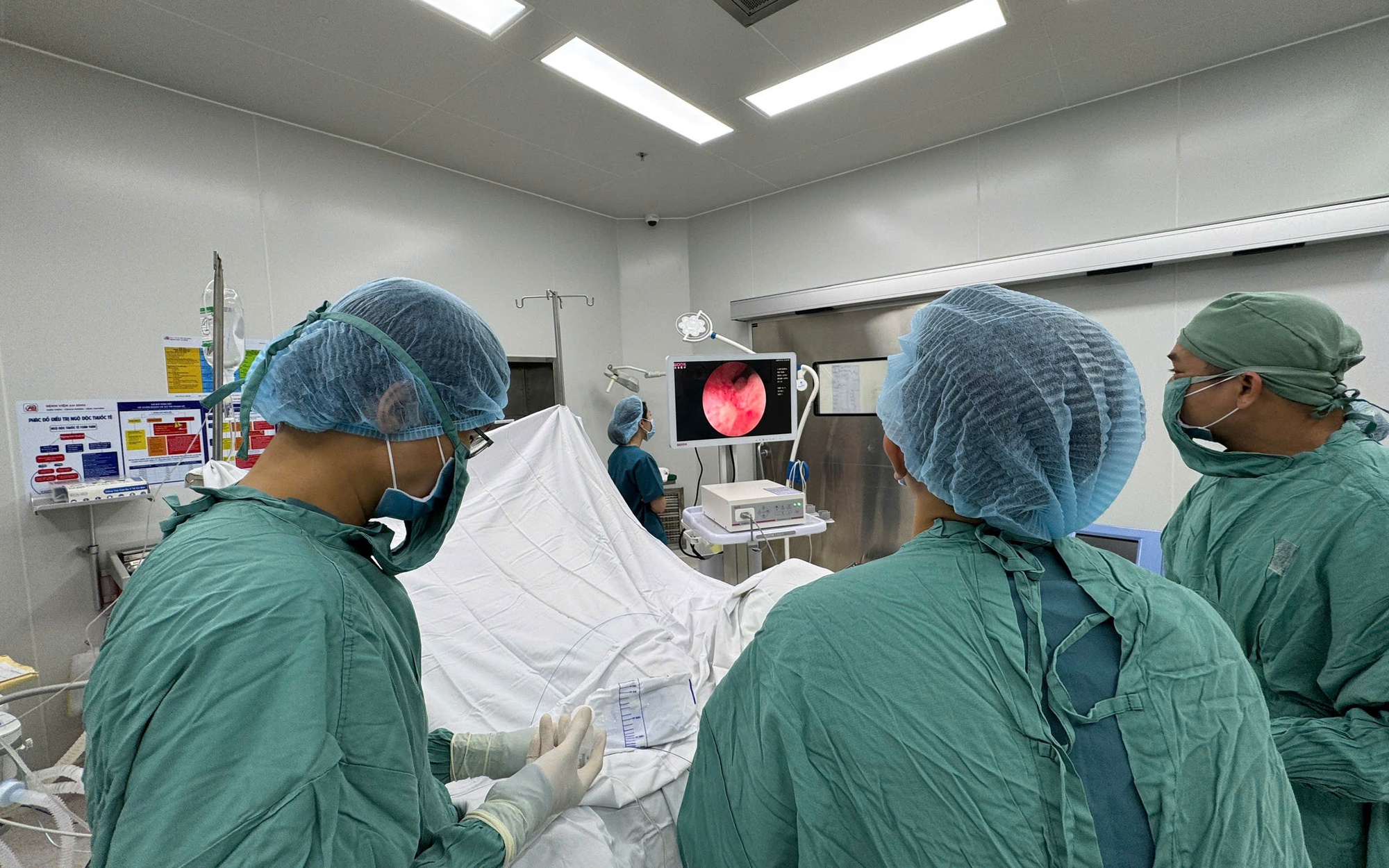 Nghĩ uống nhiều nước để trôi sỏi niệu, một phụ nữ nguy kịch