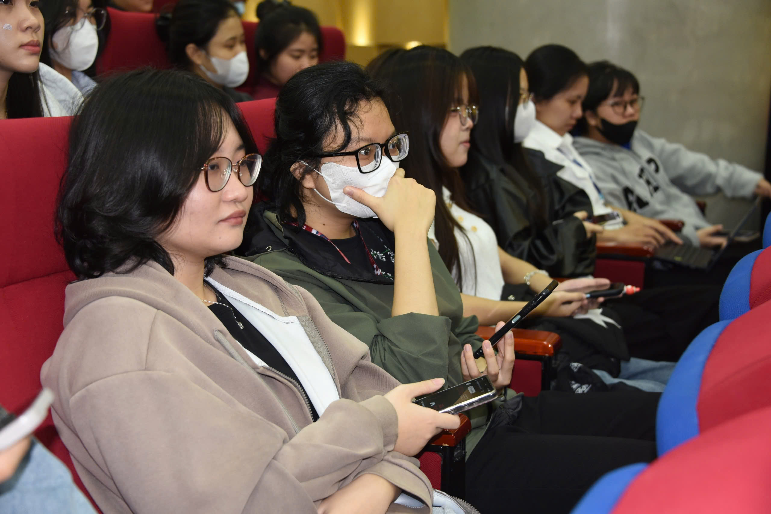Tuyên tuyền theo phong cách mới, sinh viên hào hứng chấp hành giao thông - Ảnh 2.
