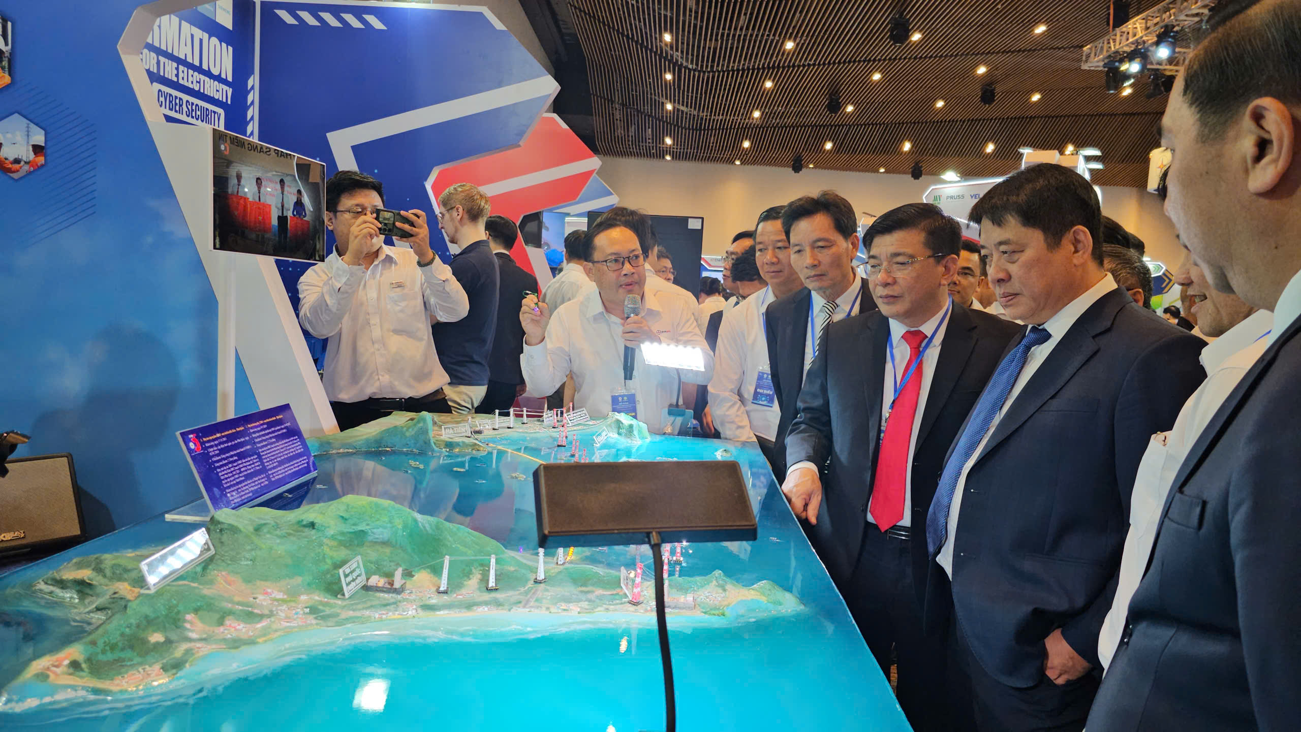 Cận cảnh đội qu&acirc;n kh&ocirc;ng người l&aacute;i trong ng&agrave;nh điện Việt Nam tại Techshow 2025 - Ảnh 3.